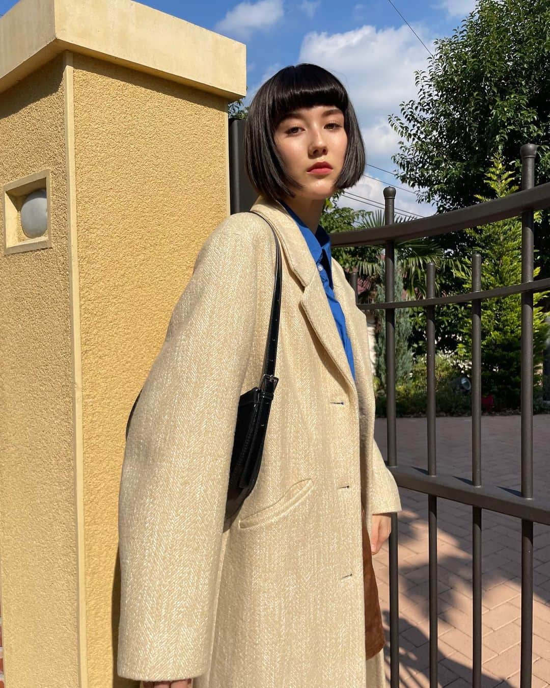 藤本林花美愛さんのインスタグラム写真 - (藤本林花美愛Instagram)「@kindersalmon  Single Coat Macadamia  冬に向けてコートを🧥♡  クラシックなシルエットで 柔らかくて上品な色味が素敵なロングコート。  中はシャツやショーパンでボーイッシュに😉  Coat: @kindersalmon  Pants: @emoda_official  Boots: @charleskeith_jp @charleskeithofficial」10月29日 19時01分 - lily_1001_official