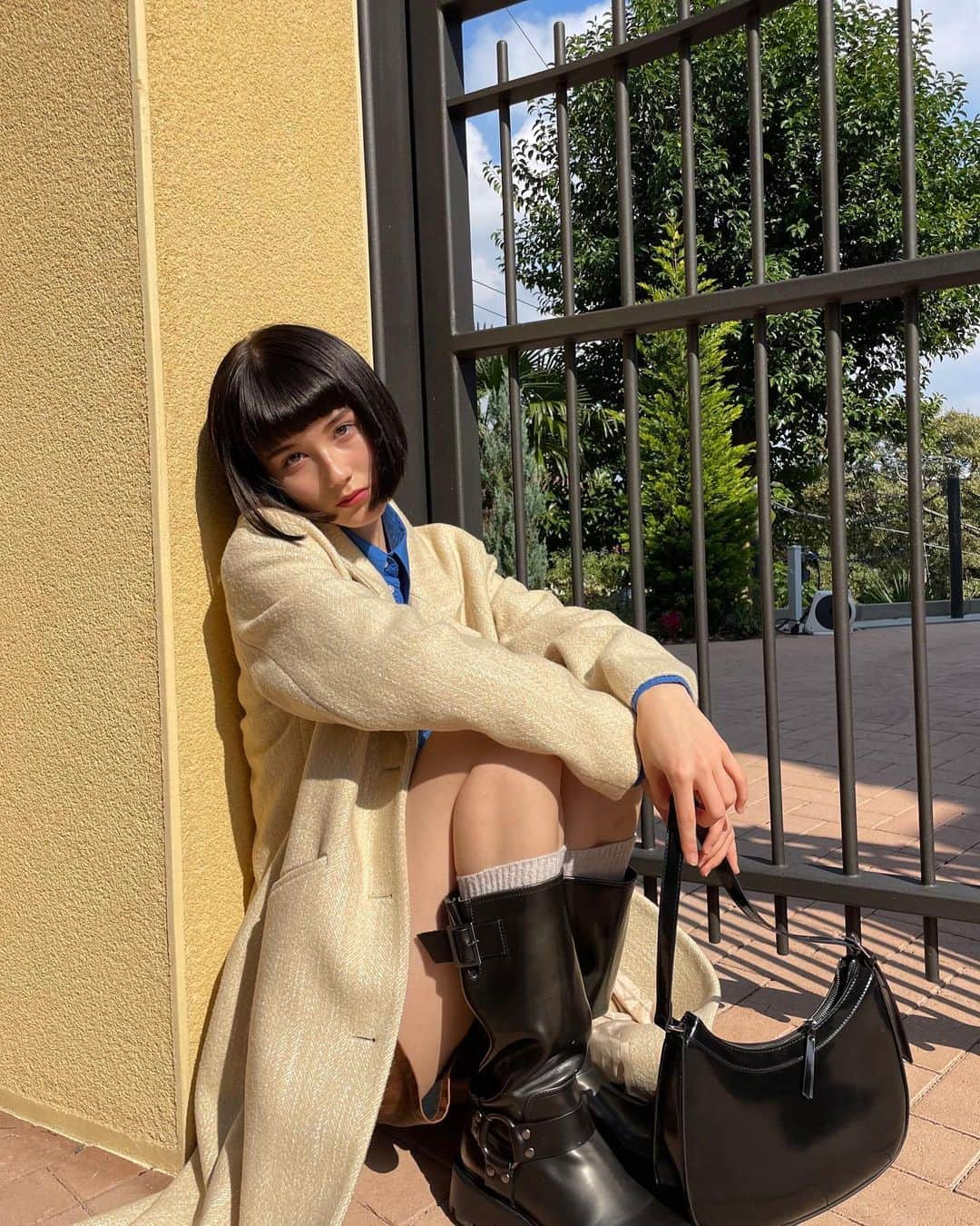 藤本林花美愛さんのインスタグラム写真 - (藤本林花美愛Instagram)「@kindersalmon  Single Coat Macadamia  冬に向けてコートを🧥♡  クラシックなシルエットで 柔らかくて上品な色味が素敵なロングコート。  中はシャツやショーパンでボーイッシュに😉  Coat: @kindersalmon  Pants: @emoda_official  Boots: @charleskeith_jp @charleskeithofficial」10月29日 19時01分 - lily_1001_official