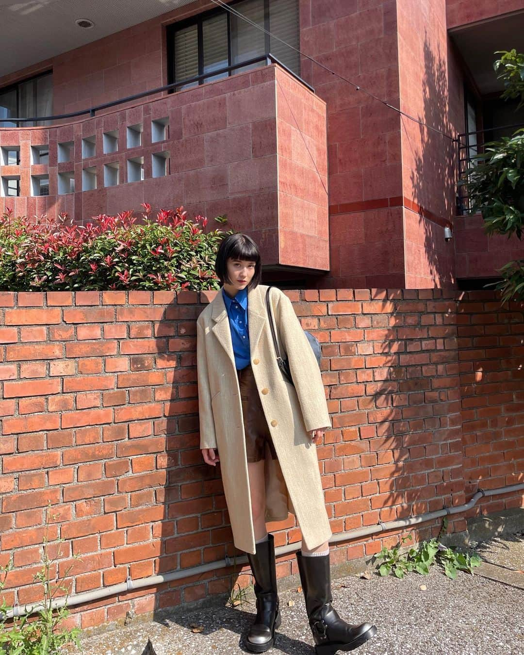 藤本林花美愛さんのインスタグラム写真 - (藤本林花美愛Instagram)「@kindersalmon  Single Coat Macadamia  冬に向けてコートを🧥♡  クラシックなシルエットで 柔らかくて上品な色味が素敵なロングコート。  中はシャツやショーパンでボーイッシュに😉  Coat: @kindersalmon  Pants: @emoda_official  Boots: @charleskeith_jp @charleskeithofficial」10月29日 19時01分 - lily_1001_official