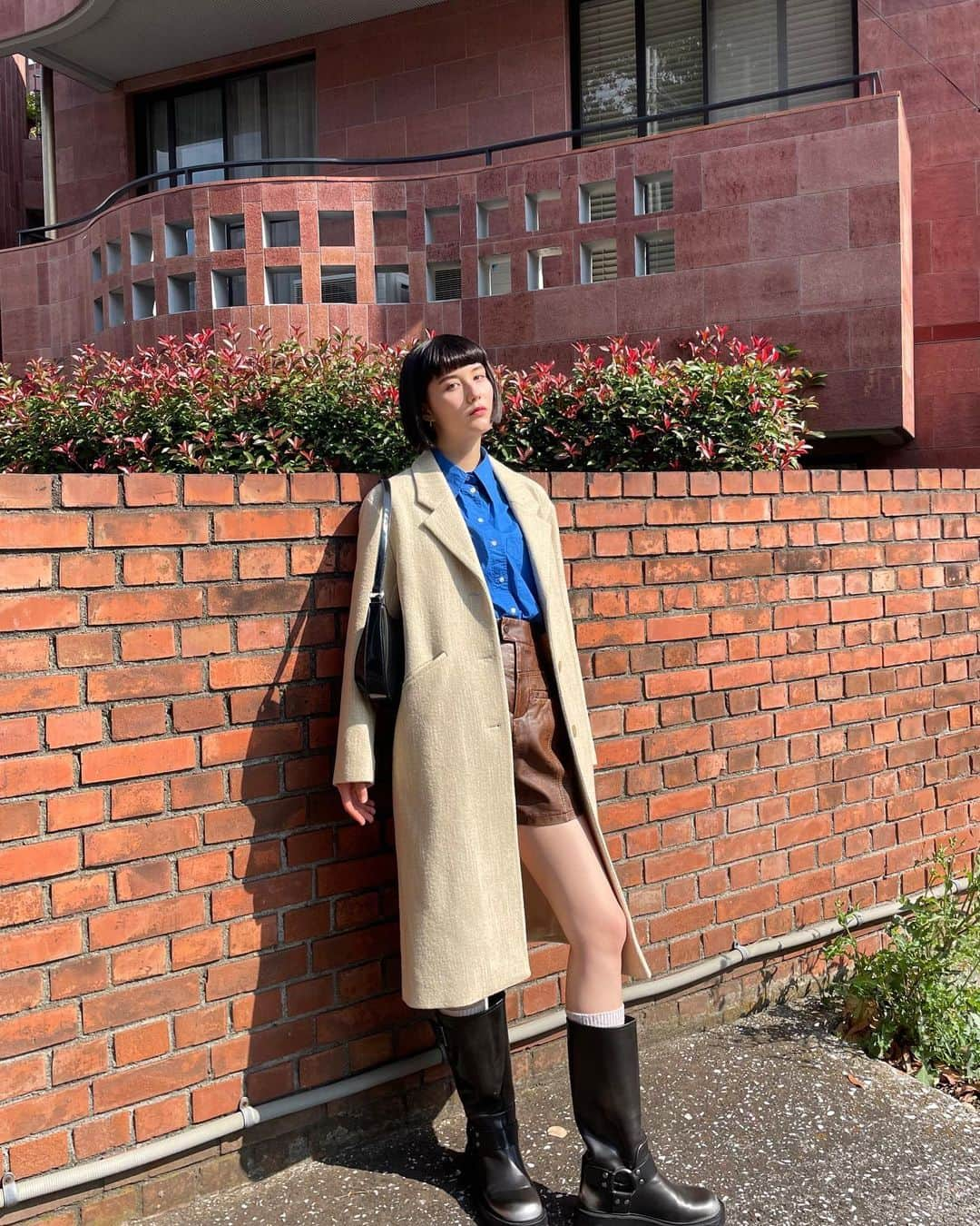 藤本林花美愛さんのインスタグラム写真 - (藤本林花美愛Instagram)「@kindersalmon  Single Coat Macadamia  冬に向けてコートを🧥♡  クラシックなシルエットで 柔らかくて上品な色味が素敵なロングコート。  中はシャツやショーパンでボーイッシュに😉  Coat: @kindersalmon  Pants: @emoda_official  Boots: @charleskeith_jp @charleskeithofficial」10月29日 19時01分 - lily_1001_official