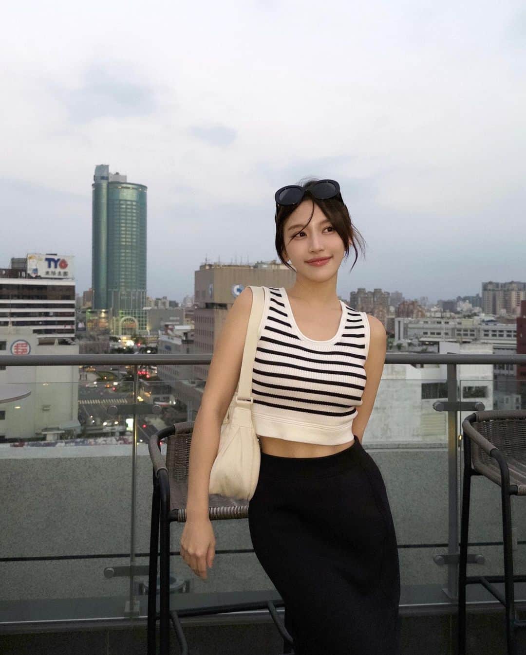 蔡瑞雪（Ruixue Tsai）のインスタグラム：「凌晨拍完夜戲，要睡覺時已經天亮了 趁一日休假把其他工作拍攝完成🥹 雖然有點累，但有滿滿的成就感 💭」