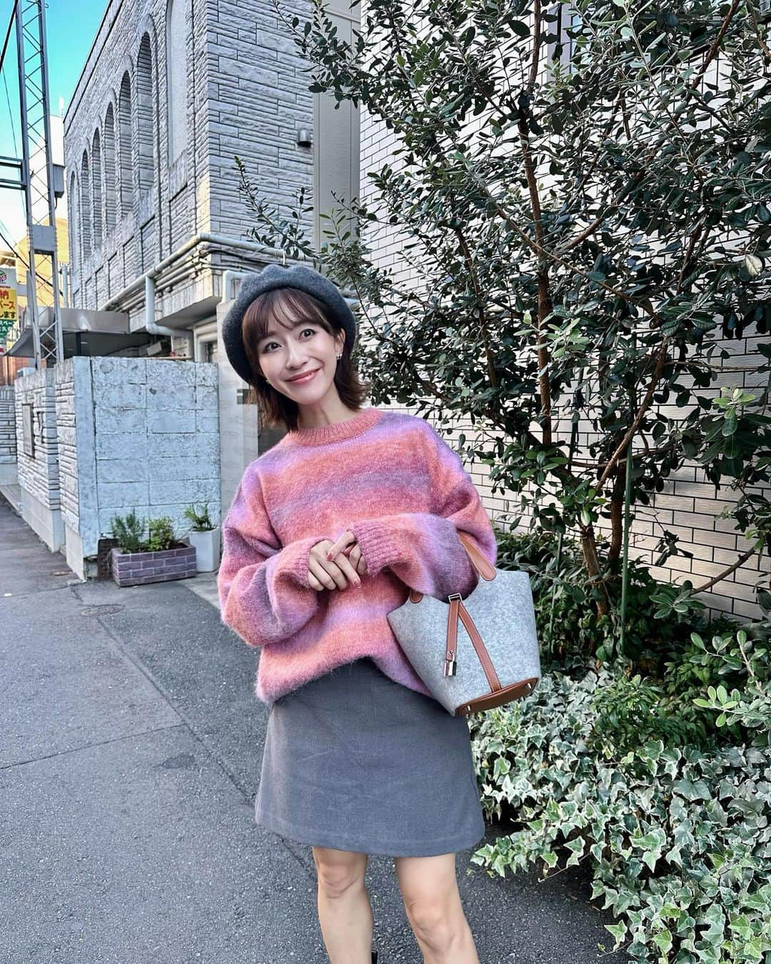 水野佐彩さんのインスタグラム写真 - (水野佐彩Instagram)「・ 🩷🩶🩷🩶 プチプラニットにスカート☺️ @sakishima_tokyo_closet  @basement_online  ちょっと若いかなと思いつつも 新大久保という行き先に背中押された🤣🩷笑  リニューアルしたプングムフレッシュに みんなで行ってきたよ🇰🇷❤️ 美味しくてお腹いーっぱい🐖💓 このメンバーで会うと 韓ドラトークが止まらない🫣❤️  #PR #おちびコーデ #おちびの輪 #低身長コーデ #Sサイズコーデ #ママコーデ #ママライフ #2020年ベビー #女の子ママ #女の子ベビー #ブルベ夏 #ブルベ #ブルベサマー #ブライトサマー #ブライトスプリング #ソフトクラシック #ウェーブ #骨格診断ウェーブ #sakishimatokyo」10月29日 19時03分 - saaya_mizuno