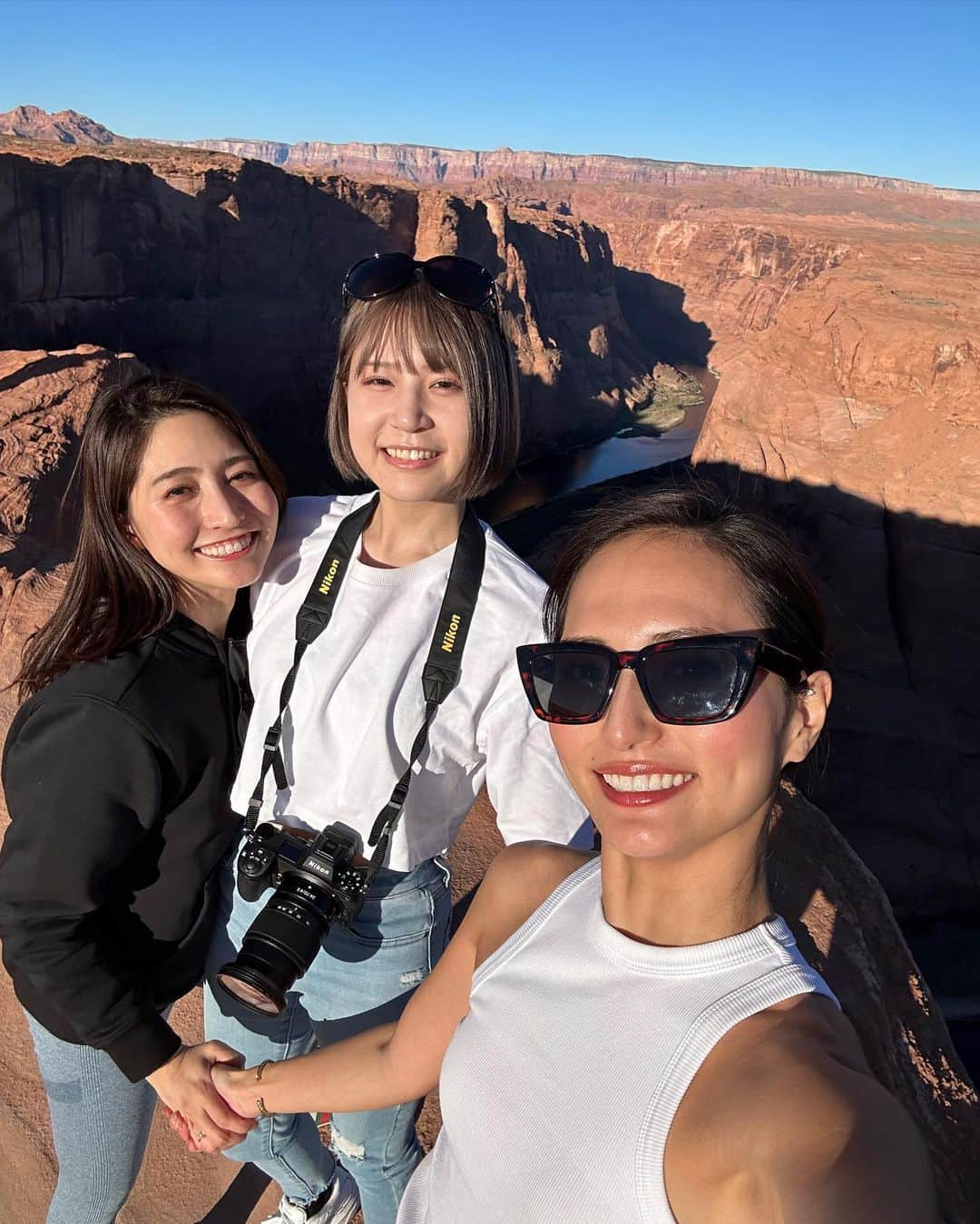 山賀琴子さんのインスタグラム写真 - (山賀琴子Instagram)「アメリカ旅行記⑤ ホースシューベンド！ 朝7時頃にいったら太陽の光の当たり方的に陰になっちゃっていたけど綺麗だった！  すごくパワーを感じるスポットだったな✨  柵がないから落ちないように気をつけないと危ない。 写真を撮る時3人で手繋いでたよ笑  #ホースシューベンド#HorseshoeBend #trip」10月29日 19時03分 - kotokoyamaga