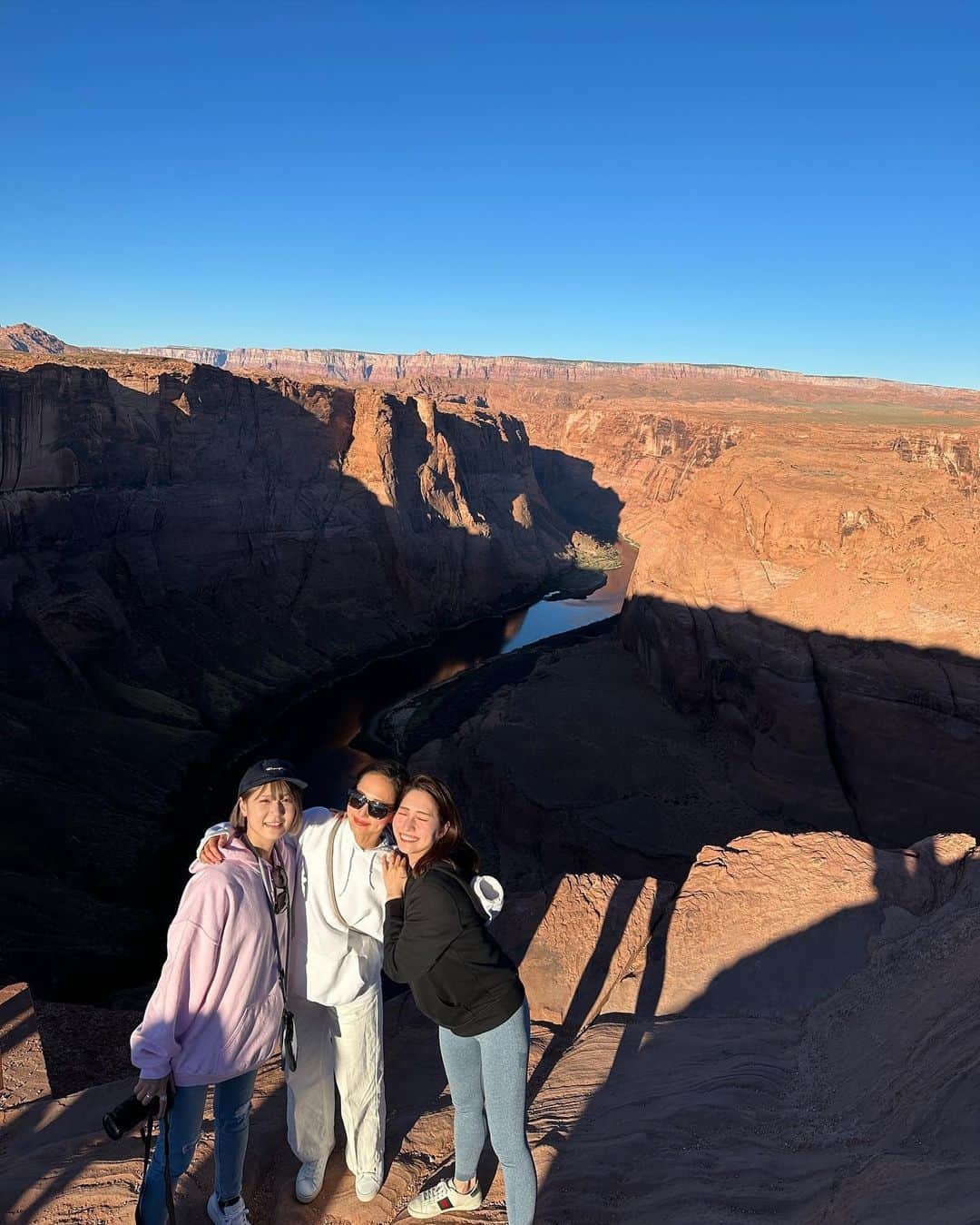 山賀琴子さんのインスタグラム写真 - (山賀琴子Instagram)「アメリカ旅行記⑤ ホースシューベンド！ 朝7時頃にいったら太陽の光の当たり方的に陰になっちゃっていたけど綺麗だった！  すごくパワーを感じるスポットだったな✨  柵がないから落ちないように気をつけないと危ない。 写真を撮る時3人で手繋いでたよ笑  #ホースシューベンド#HorseshoeBend #trip」10月29日 19時03分 - kotokoyamaga