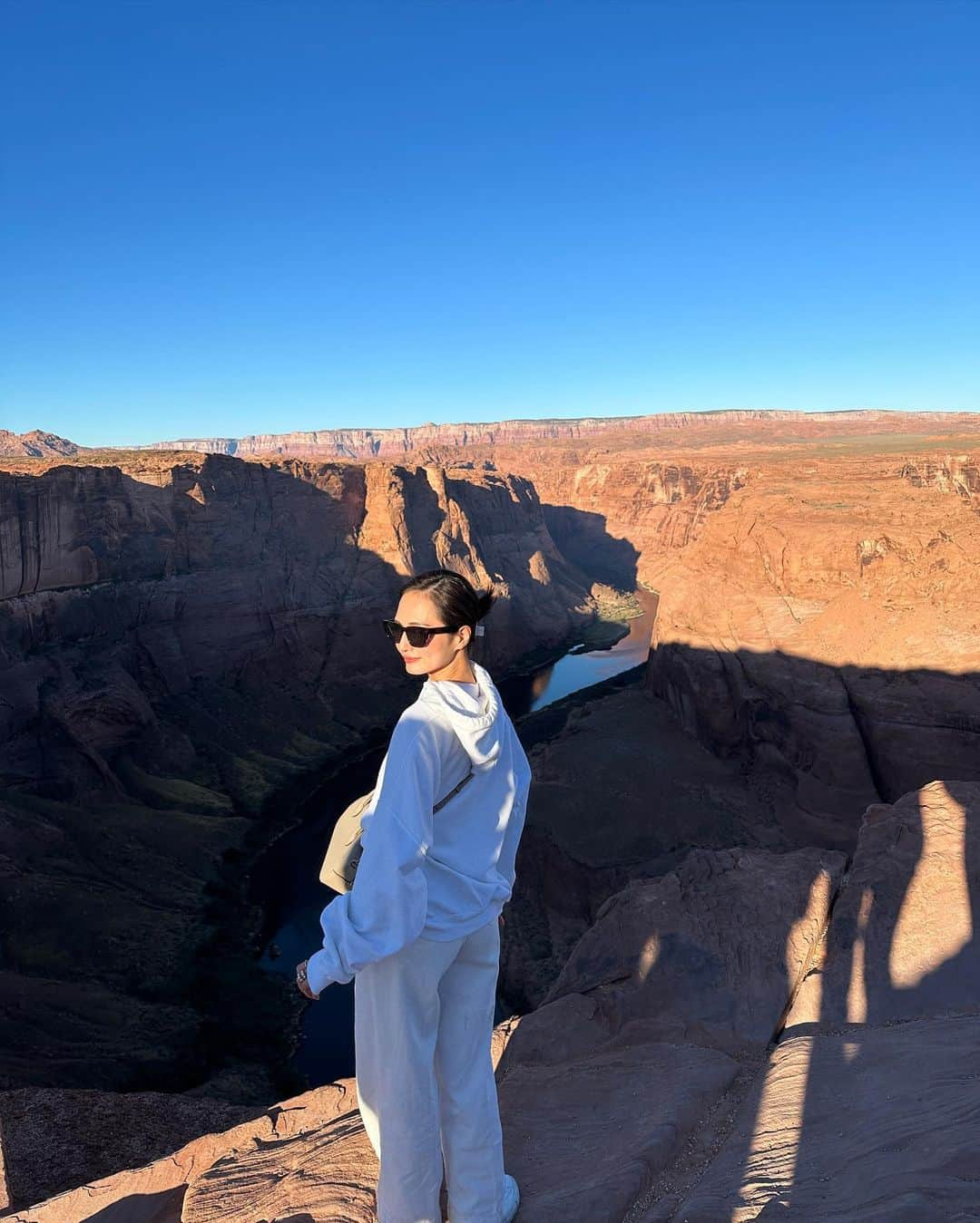 山賀琴子さんのインスタグラム写真 - (山賀琴子Instagram)「アメリカ旅行記⑤ ホースシューベンド！ 朝7時頃にいったら太陽の光の当たり方的に陰になっちゃっていたけど綺麗だった！  すごくパワーを感じるスポットだったな✨  柵がないから落ちないように気をつけないと危ない。 写真を撮る時3人で手繋いでたよ笑  #ホースシューベンド#HorseshoeBend #trip」10月29日 19時03分 - kotokoyamaga