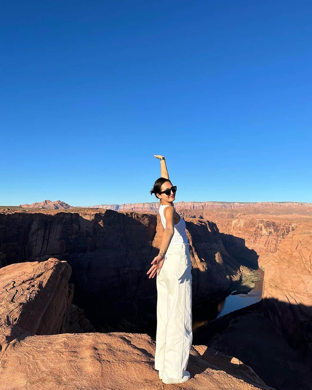 山賀琴子のインスタグラム：「アメリカ旅行記⑤ ホースシューベンド！ 朝7時頃にいったら太陽の光の当たり方的に陰になっちゃっていたけど綺麗だった！  すごくパワーを感じるスポットだったな✨  柵がないから落ちないように気をつけないと危ない。 写真を撮る時3人で手繋いでたよ笑  #ホースシューベンド#HorseshoeBend #trip」