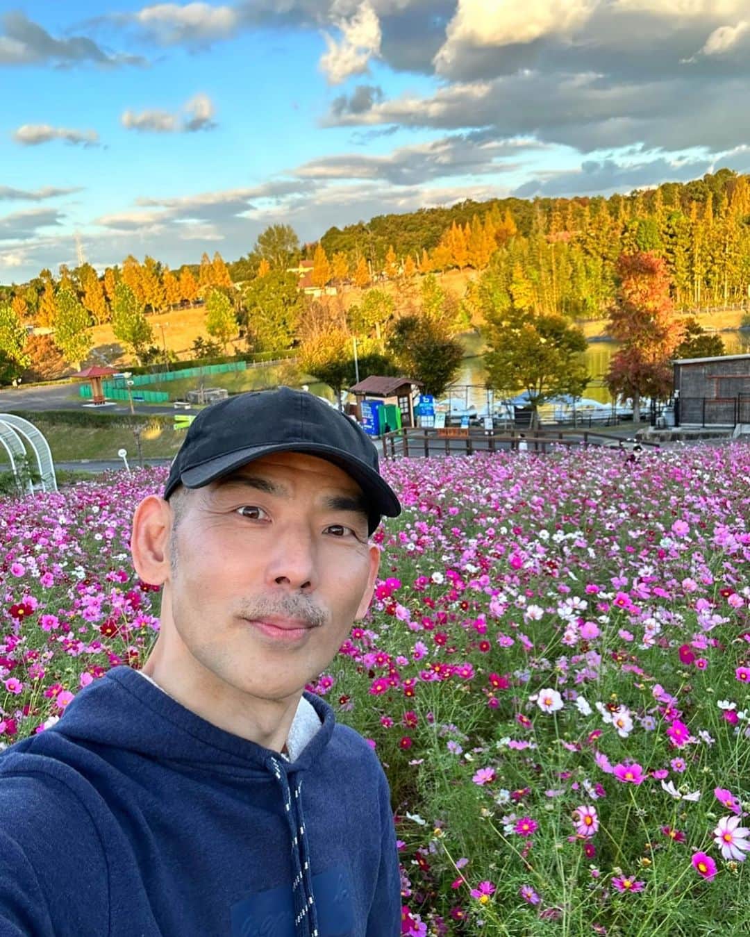 木山裕策さんのインスタグラム写真 - (木山裕策Instagram)「ライブ終了後、ハーベストの丘にあるコスモス畑に行ってきました🌸。今日は本当に気持ちの良いお天気でしたね☀️。  美しい景色を堪能してから、のんびり東京に戻りますー🚄💨  #ハーベストの丘 #コスモス畑」10月29日 19時14分 - kiyamayusaku