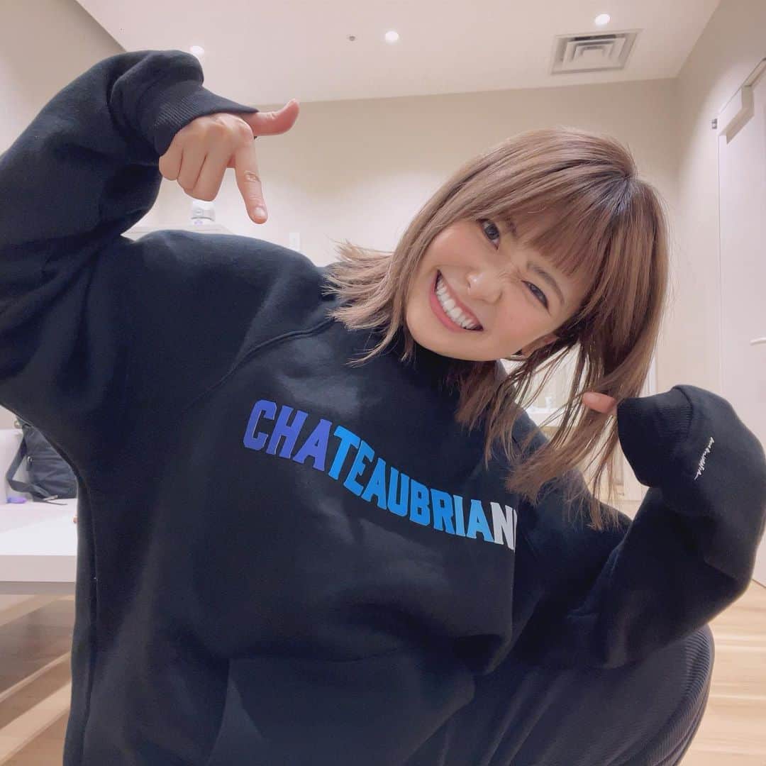 山下まみのインスタグラム：「シャトーブリアンんんんんんんっ！！！！  あったかいのに柔らかい生地のやつだこれ！！！！！ ヘビロテ決定🎉  私は、いい肉を胸に歩く女…🤔  改めて @takapon_jp お誕生日おめでとうございまっす🎊  #chateaubriand #wagyumafia」