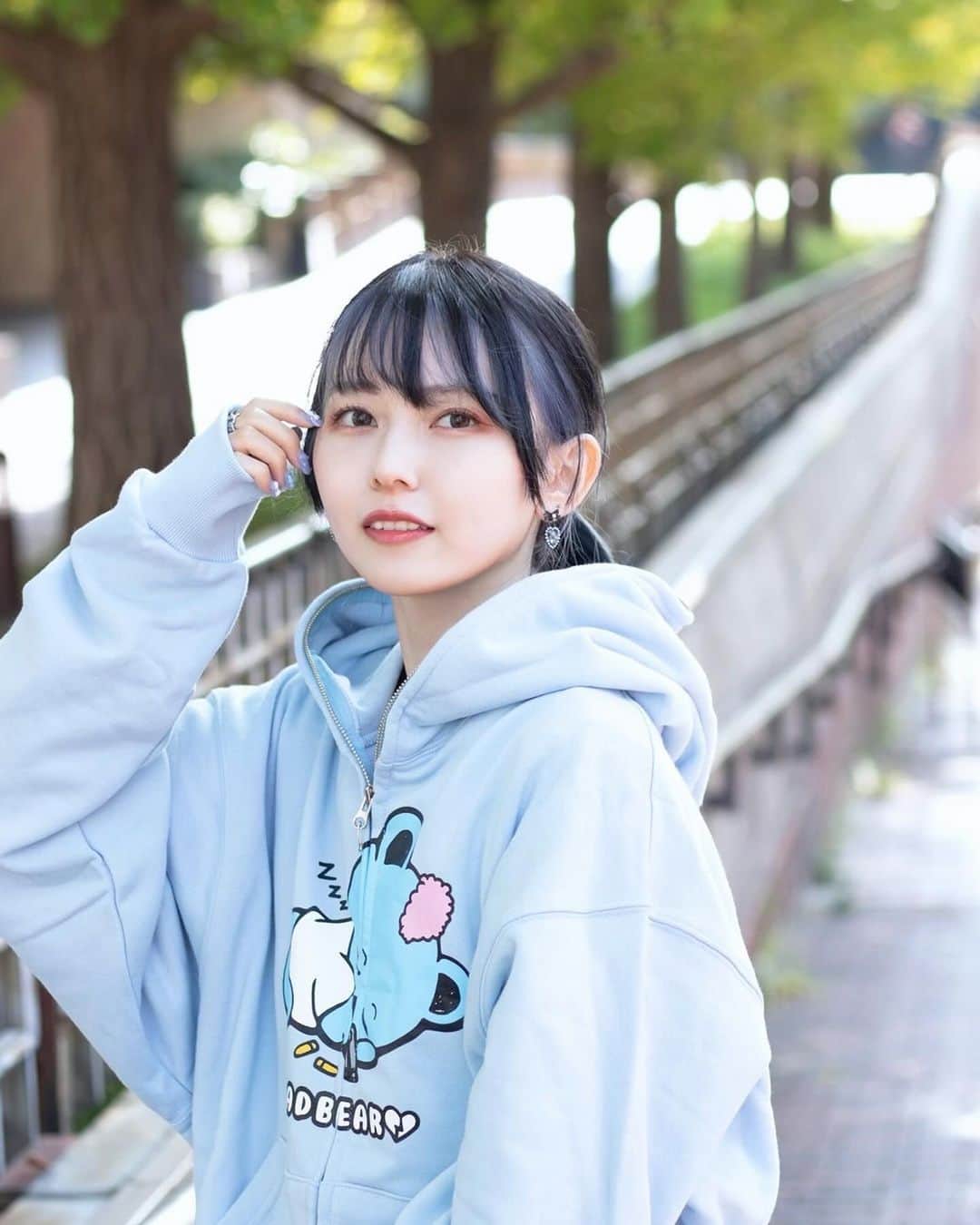 林咲希のインスタグラム：「いろんなK-POPアイドルが着てる、Bad Blueっていうアパレルブランド🧸💍［@kkoko_official］  パーカーの色もくまも好みドンピシャ〜〜」