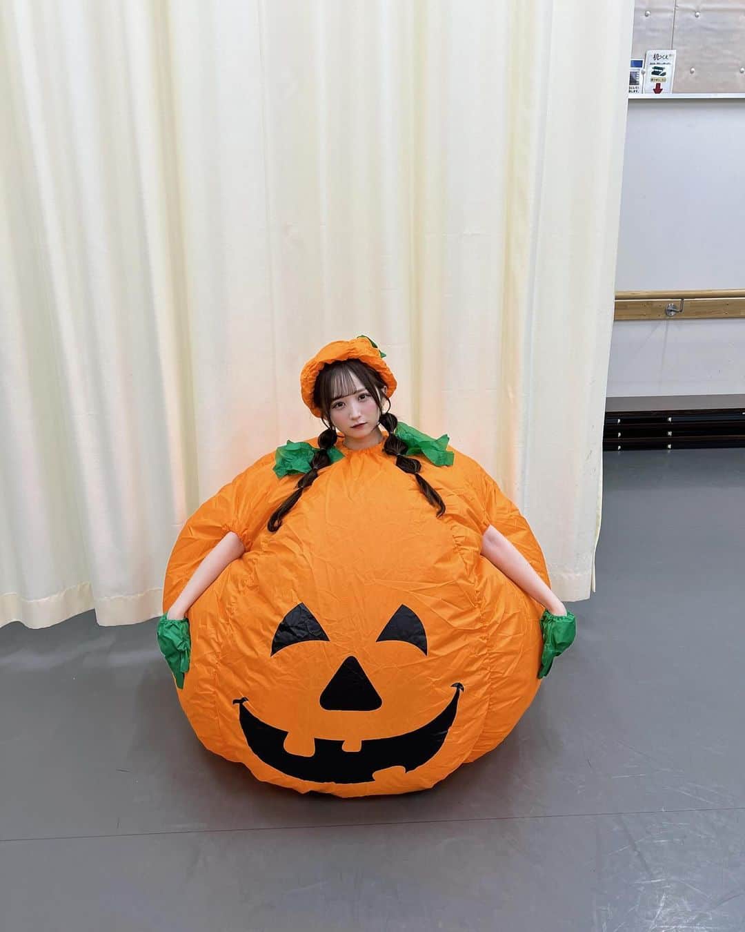 小川奈々子のインスタグラム：「⁡ ⁡ かぼちゃになる夢叶いました🎃  ⁡  #ハロウィンコスプレ  #ハロウィン仮装  #かぼちゃコスプレ」