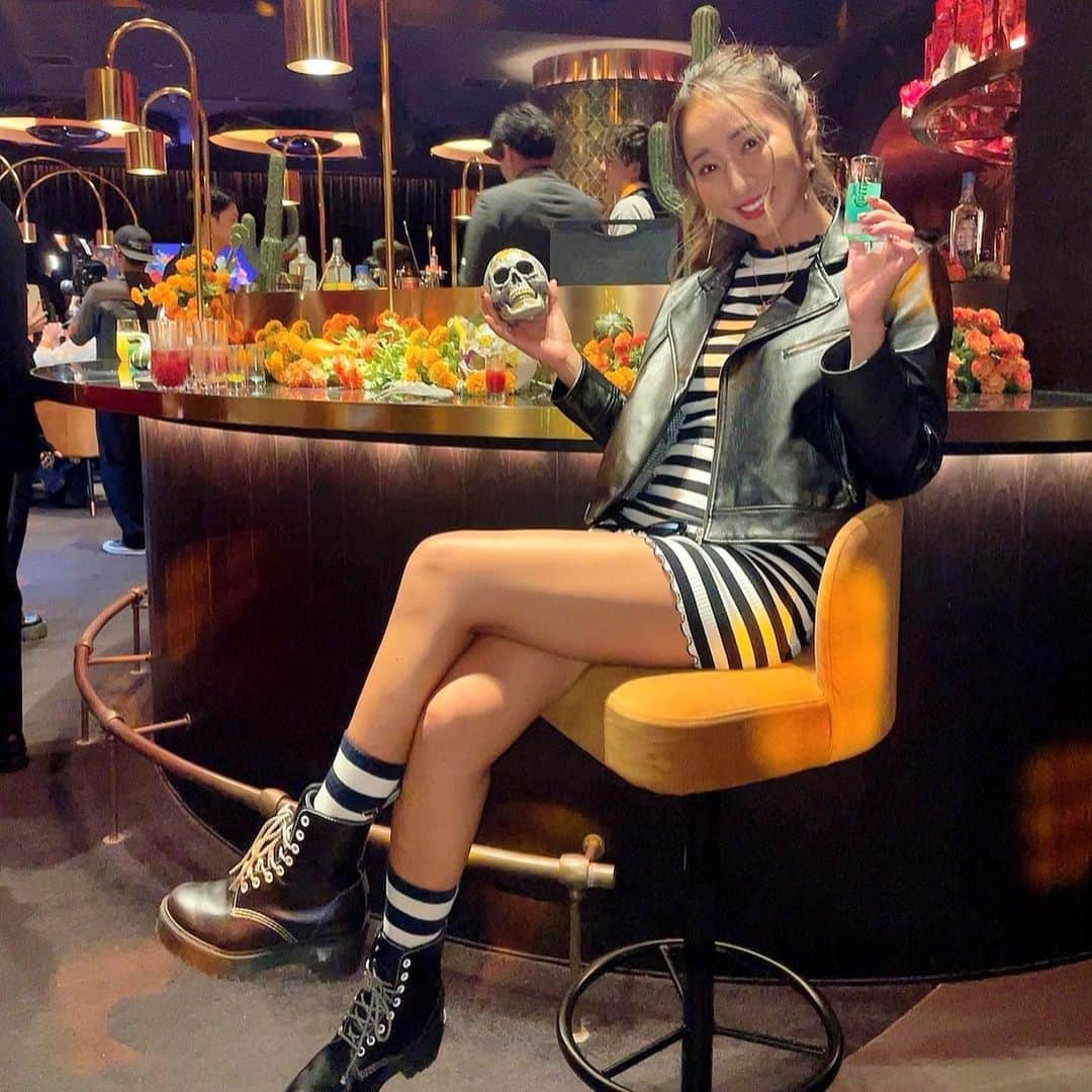 MAIMAIのインスタグラム：「JOSE CUERVO DOTD2023 ローンチパーティーにご招待していただき行ってきましたぁ💕 11/1.2メキシコ🇲🇽死者の日をイメージした装飾がオシャレなパーティーでどこを撮影してもめっちゃ最高に可愛いくてかっこいい💀  クエルボの限定ボトルがめっちゃ可愛くてカクテルやショットどれも美味しかった〜🍸💕 マリアッチも沢山いて演奏もめっちゃ盛り上がって楽しかった❤️❤️  来年はフェイスペイントしたい💀❤️❤️  #PR#クエルボ#dayofthedead#死者の日#dotd」