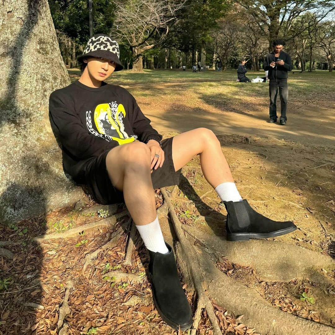 上野裕次郎のインスタグラム：「@clarksshoes . Autumn is here🍂 . #clarks #クラークス」