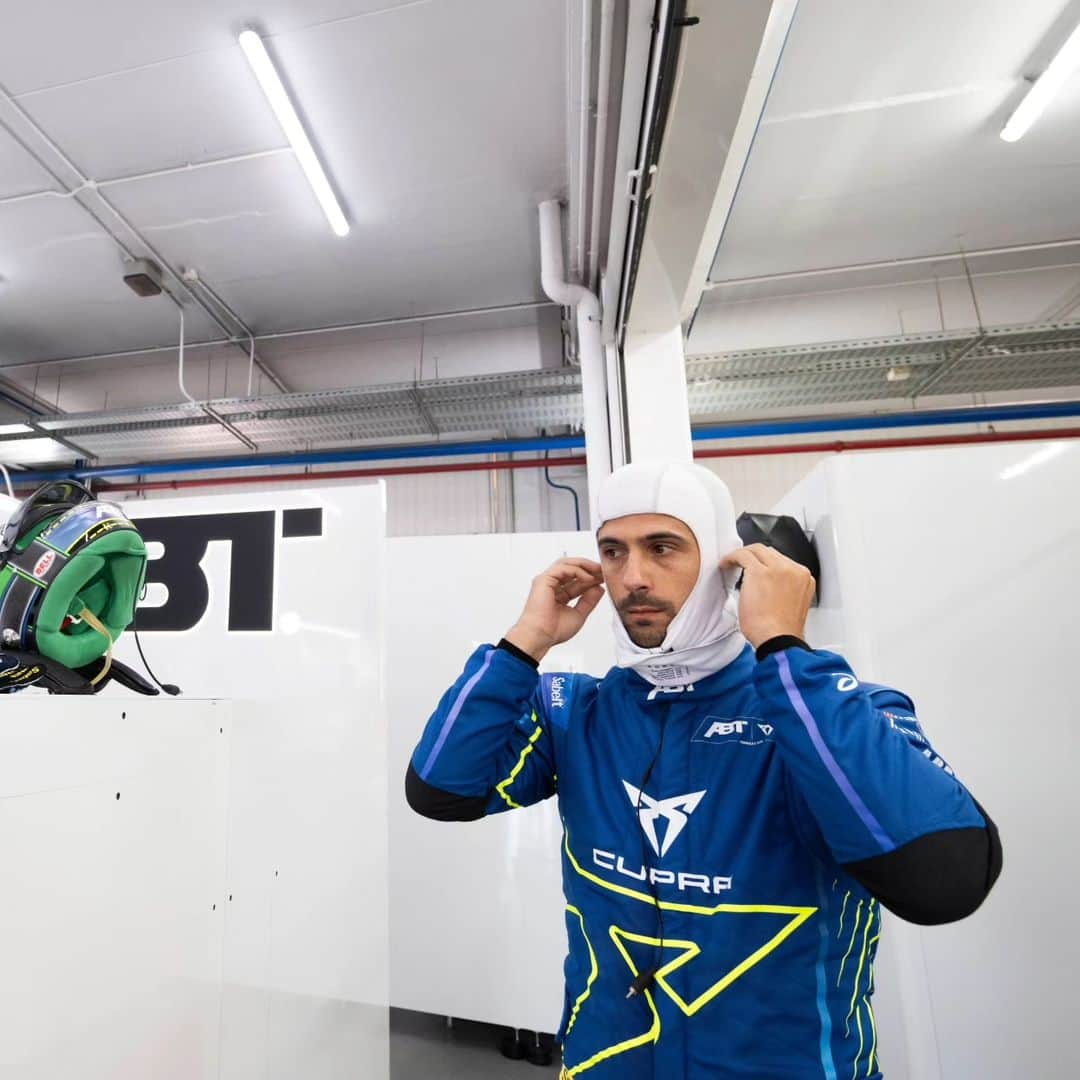 ルーカス・ディ・グラッシさんのインスタグラム写真 - (ルーカス・ディ・グラッシInstagram)「New season and new colours for @lucasdigrassi ⚡  Who's excited to see him on track?  #FormulaE #Motorsport #Racing」10月29日 19時09分 - lucasdigrassi