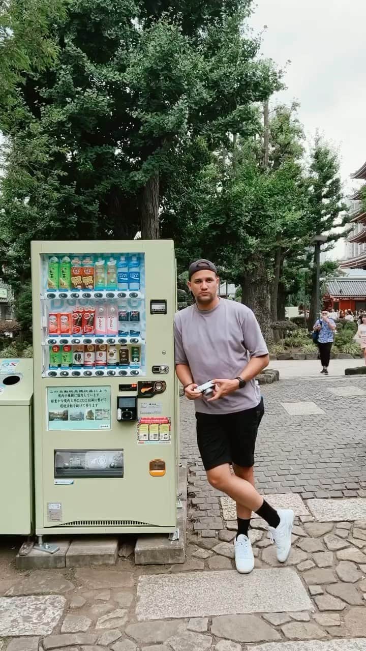 のインスタグラム：「Siapa yang pengin banget pakai kamera Fujifilm X100V?  Kamera ini memiliki keandalan dan kecepatan dalam performa, didukung dengan tampilan yang vintage dan bentuk yang ringkas, membuat kamera ini pas dan nyaman untuk dibawa jalan-jalan atau memotret dalam genre street photography.   Captured by @stuartcollin using FUJIFILM X100V  #X100V #X100V_id #fujifilm_id #FujifilmIndonesia」