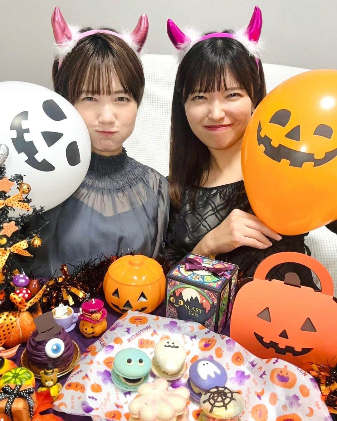 のインスタグラム：「トリックオアトリート👻🍭 ハロウィーンの時期がやってきました🎃  可愛い飾りを集めて 少し早めのハロウィーンパーティー  先輩の坪北アナウンサーと お菓子を食べおしゃべりしながら 楽しくすごしました🧡  #Halloween #ハロウィーン #アナウンサー」