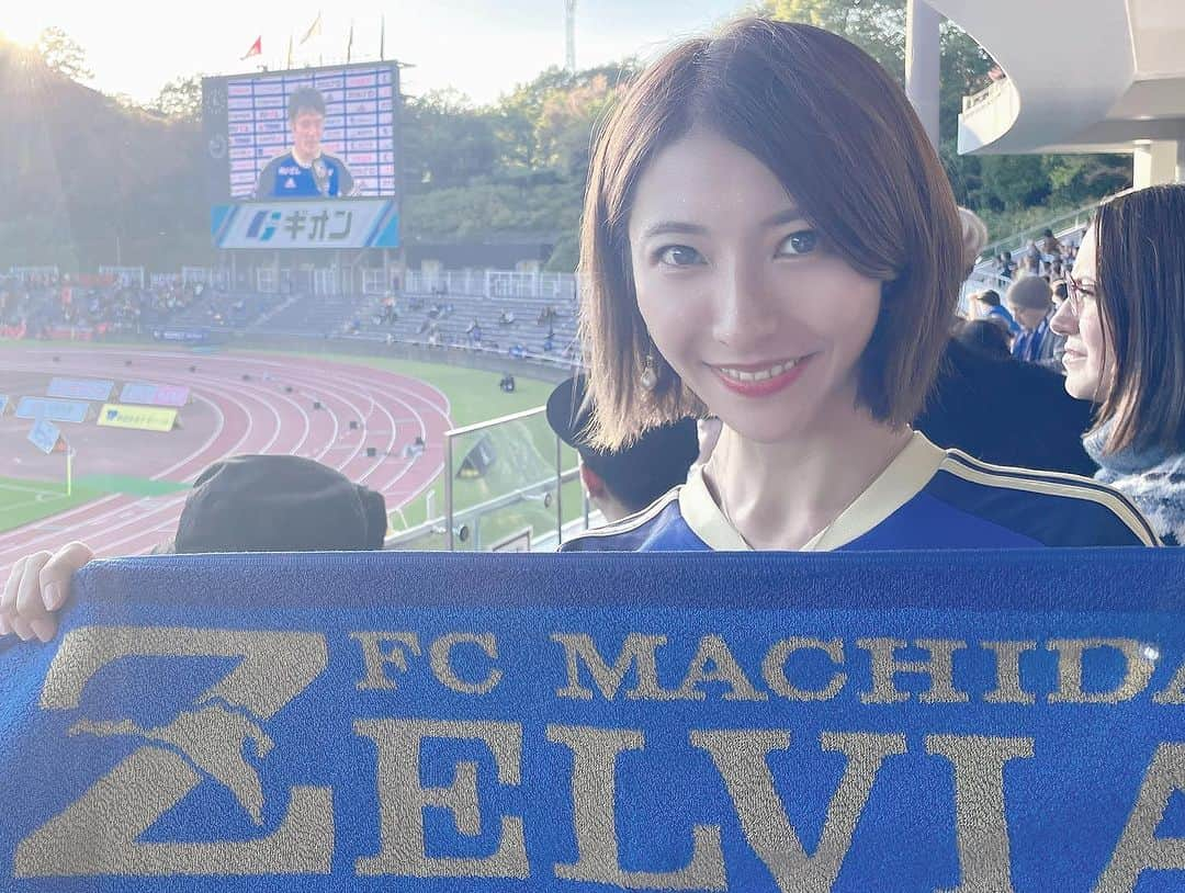 木村好珠さんのインスタグラム写真 - (木村好珠Instagram)「FC町田ゼルビアホーム最終戦！優勝セレモニーと太田宏介選手の引退セレモニーもあったので、駆けつけましたー！！引退セレモニー泣けちゃった🥲 サッカーに邁進した18年間、ちょーーーかっこよかったです！！！！！ #jリーグ  #fc町田ゼルビア #ツエーゲン金沢 #裏のj3の試合も気にしながら  #優勝セレモニー🏆  #愛媛も続きたいという願望が強かった  #伊予決戦行こうかなって思ってる」10月29日 19時22分 - konomikimura