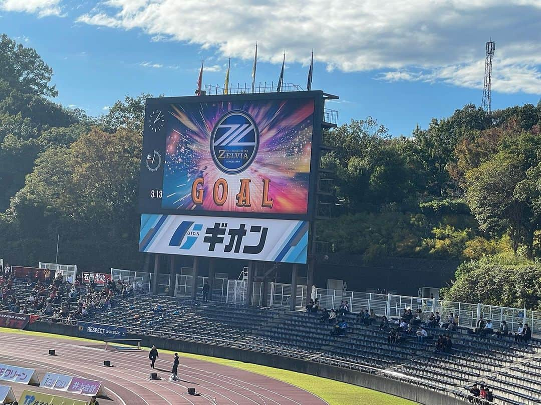 木村好珠さんのインスタグラム写真 - (木村好珠Instagram)「FC町田ゼルビアホーム最終戦！優勝セレモニーと太田宏介選手の引退セレモニーもあったので、駆けつけましたー！！引退セレモニー泣けちゃった🥲 サッカーに邁進した18年間、ちょーーーかっこよかったです！！！！！ #jリーグ  #fc町田ゼルビア #ツエーゲン金沢 #裏のj3の試合も気にしながら  #優勝セレモニー🏆  #愛媛も続きたいという願望が強かった  #伊予決戦行こうかなって思ってる」10月29日 19時22分 - konomikimura