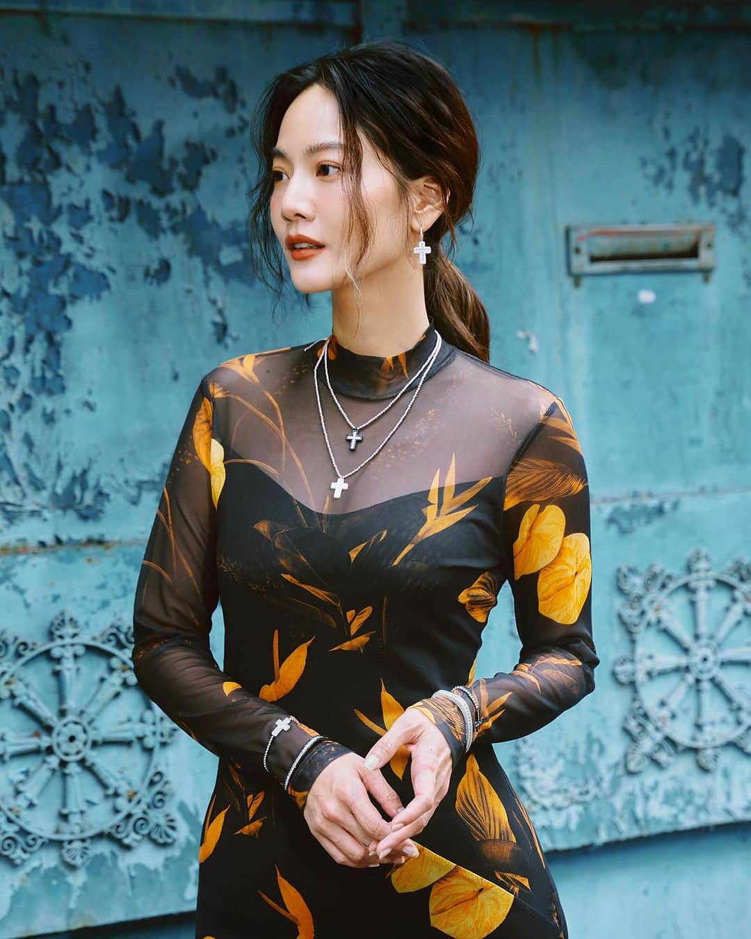 曾之喬のインスタグラム：「#如果看到我在你家門口拍照不要嚇到  在選擇拍攝場景的時候，比起社群媒體上各式各樣「公認」絕美的景點，我更享受穿梭遊走在這些巷弄之中，品味這些五顏六色的裝點。 想像是什麼樣的人會住在這裡，發生過什麼樣的故事呢？ · 「我有我的節奏，我也喜歡有自己節奏的人。」 · 秋天落葉的洋裝，不小心有點萬聖節氛圍。 飾品是Collection Divine系列，優雅的同時有意想不到前衛特質。這個系列，是為那些敢於表達自我的現代女性而設計🤍。 ·  @apmmonaco #apmmonaco  #chic #fashion #smile」