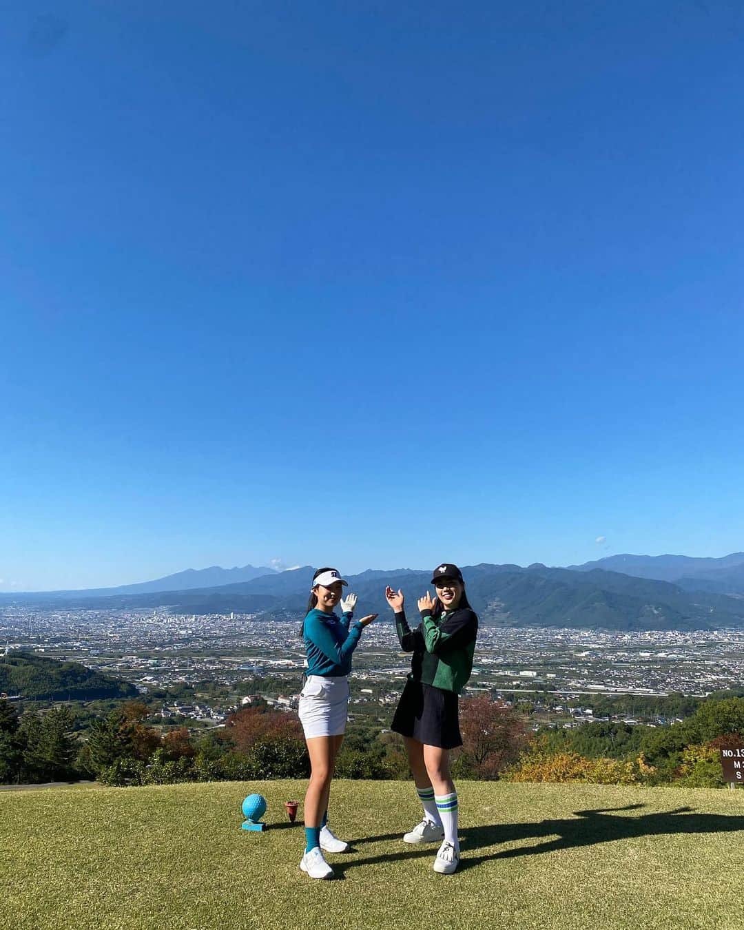 西畑萌香のインスタグラム：「ファミマの靴下ペア🍐🧦🫶 @chanhiyodayo」