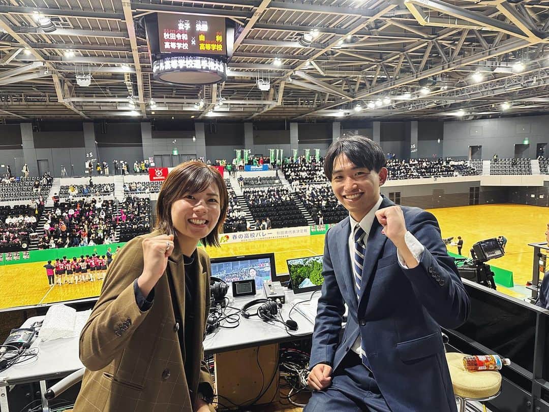 佐藤美弥さんのインスタグラム写真 - (佐藤美弥Instagram)「.  春の高校バレー秋田県予選🌸 女子決勝の解説をさせていただきました！  飛世アナのデビュー戦、 頼りない解説でしたがご一緒できて嬉しかったです！ 竹島アナにもフォローしていただきながら 貴重な経験をさせていただきました！ ありがとうございました😌✨  女子決勝の秋田令和vs由利の試合は なかなかボールが落ちず点数も競り合う展開で とても見応えがありました！！  拮抗した中でも冷静さを欠かなかった秋田令和には 日々の努力があるからこその自信を、 このボールも繋がる？！という粘りをみせた由利には 100%以上の力を発揮するほどの想いを感じました。  勝ち負けだけではなく この経験を自信に、糧に、これからも頑張ってください！  　 来週末にはCNAアリーナ★あきたで リヴァーレの試合があります！  熱い戦いを繰り広げる選手に熱いエールを！ みなさん会場でお待ちしております🙌🏼✨」10月29日 19時16分 - m.sato8