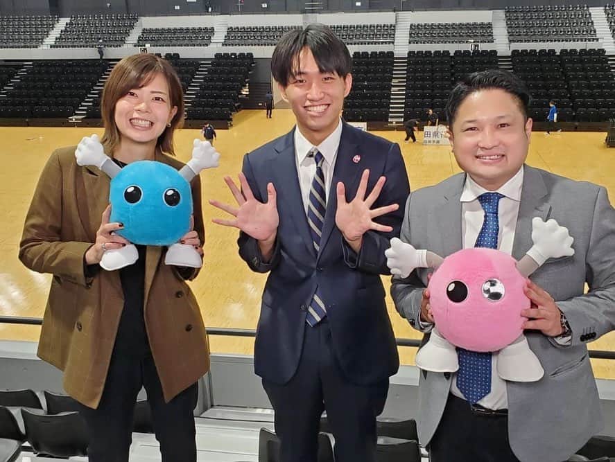 佐藤美弥のインスタグラム：「.  春の高校バレー秋田県予選🌸 女子決勝の解説をさせていただきました！  飛世アナのデビュー戦、 頼りない解説でしたがご一緒できて嬉しかったです！ 竹島アナにもフォローしていただきながら 貴重な経験をさせていただきました！ ありがとうございました😌✨  女子決勝の秋田令和vs由利の試合は なかなかボールが落ちず点数も競り合う展開で とても見応えがありました！！  拮抗した中でも冷静さを欠かなかった秋田令和には 日々の努力があるからこその自信を、 このボールも繋がる？！という粘りをみせた由利には 100%以上の力を発揮するほどの想いを感じました。  勝ち負けだけではなく この経験を自信に、糧に、これからも頑張ってください！  　 来週末にはCNAアリーナ★あきたで リヴァーレの試合があります！  熱い戦いを繰り広げる選手に熱いエールを！ みなさん会場でお待ちしております🙌🏼✨」