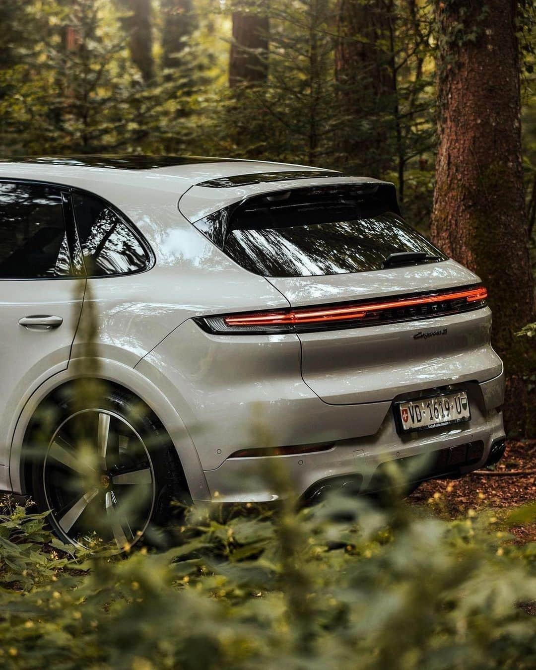 Porscheさんのインスタグラム写真 - (PorscheInstagram)「Into the woods. 📸 @not_bradpitt 🚙 @porsche_lausanne #PorscheMoment  __ Cayenne S: Fuel consumption combined in l/100 km: 13,4 - 12,4 (WLTP); CO2 emissions combined in g/km: 303 - 282 (WLTP) I https://porsche.click/DAT-Leitfaden I Status: 10/2023」10月29日 19時16分 - porsche