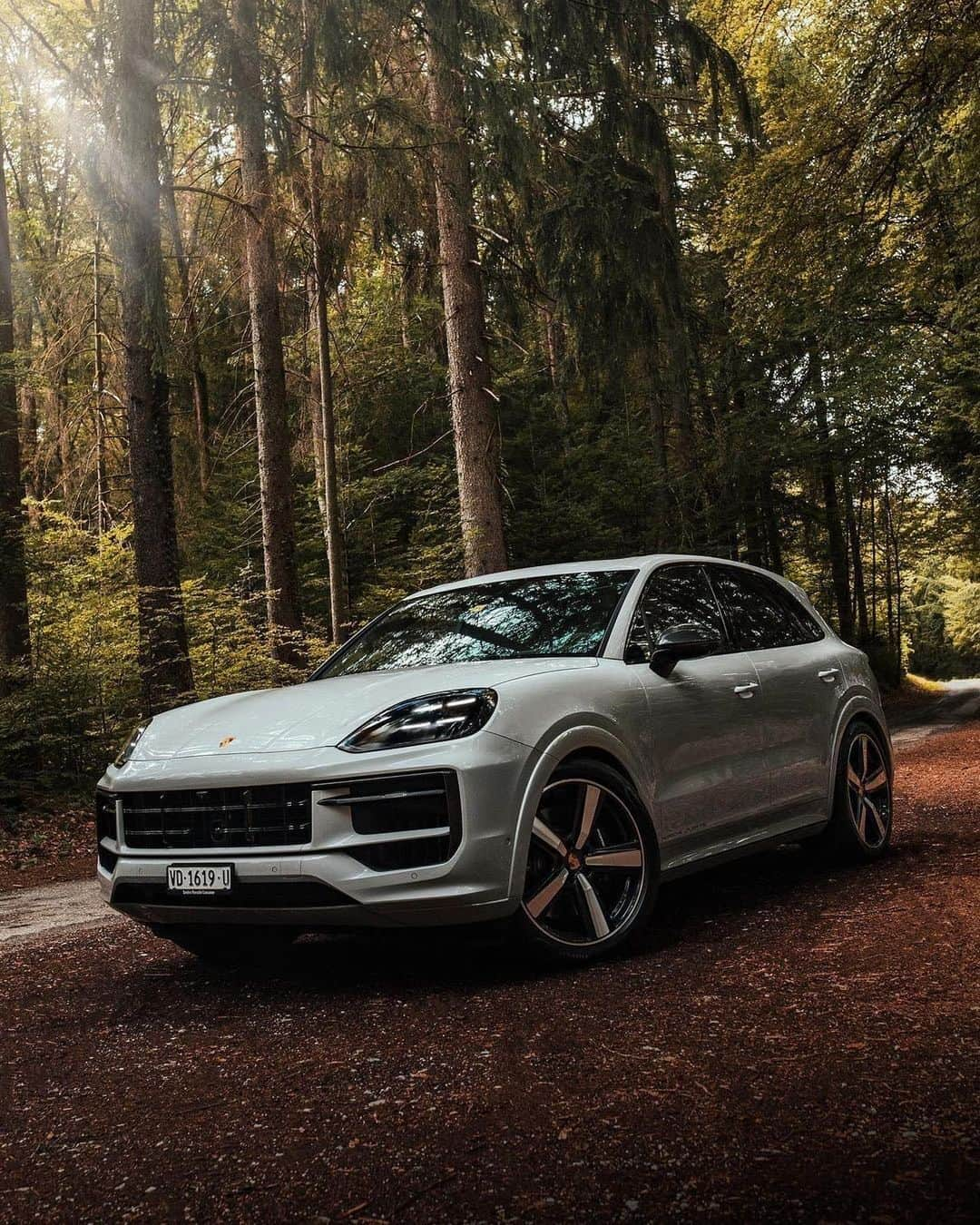 Porscheさんのインスタグラム写真 - (PorscheInstagram)「Into the woods. 📸 @not_bradpitt 🚙 @porsche_lausanne #PorscheMoment  __ Cayenne S: Fuel consumption combined in l/100 km: 13,4 - 12,4 (WLTP); CO2 emissions combined in g/km: 303 - 282 (WLTP) I https://porsche.click/DAT-Leitfaden I Status: 10/2023」10月29日 19時16分 - porsche