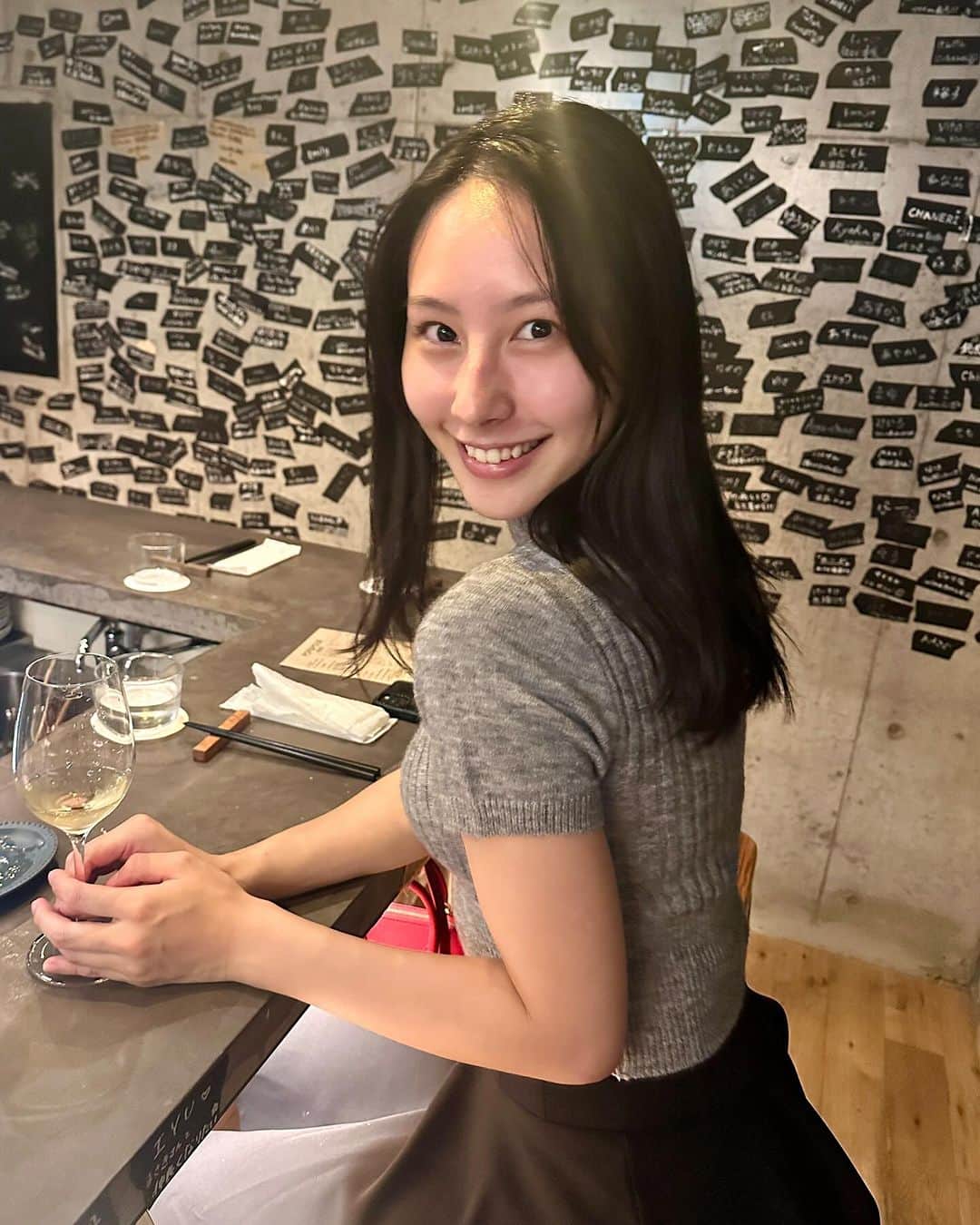 里彩のインスタグラム：「ワイン中毒🍷 #itswineoclock ❤️‍🔥  美味しいご飯とワインのペアリング🥹 好きになるとリピートしがちなので 選んでいただいて新しいものを知れて、楽しかったな🥰」