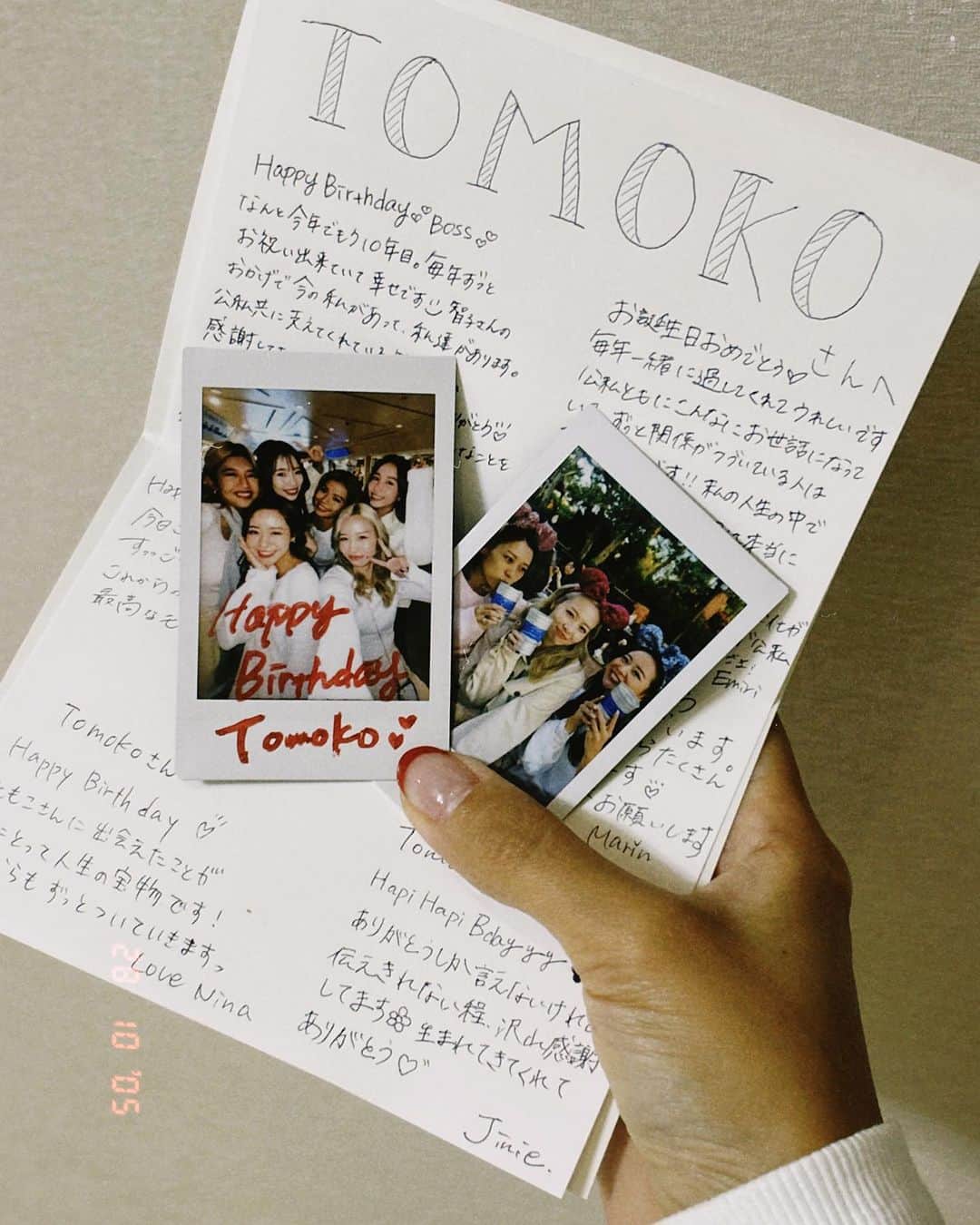上野智子さんのインスタグラム写真 - (上野智子Instagram)「mygals☺️💘  大切な大切な後輩たちからのサプライズは照れるけど嬉しくて泣きそうでした。 いや、最終的に泣いてました🥲(いつも)  これからも切磋琢磨しながらお互いの幸せを願い、 特別な仲間、関係でいれますように。 anne👶を大切に想ってくれるのも、また嬉しい。 みんなだいすきよん♡ 本当にありがとう:)  #fitvibestokyo #soyonsproduction  #ディズニーランド 🏰」10月29日 19時18分 - tomokoueno
