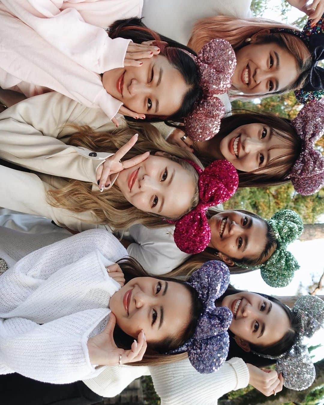上野智子のインスタグラム：「mygals☺️💘  大切な大切な後輩たちからのサプライズは照れるけど嬉しくて泣きそうでした。 いや、最終的に泣いてました🥲(いつも)  これからも切磋琢磨しながらお互いの幸せを願い、 特別な仲間、関係でいれますように。 anne👶を大切に想ってくれるのも、また嬉しい。 みんなだいすきよん♡ 本当にありがとう:)  #fitvibestokyo #soyonsproduction  #ディズニーランド 🏰」