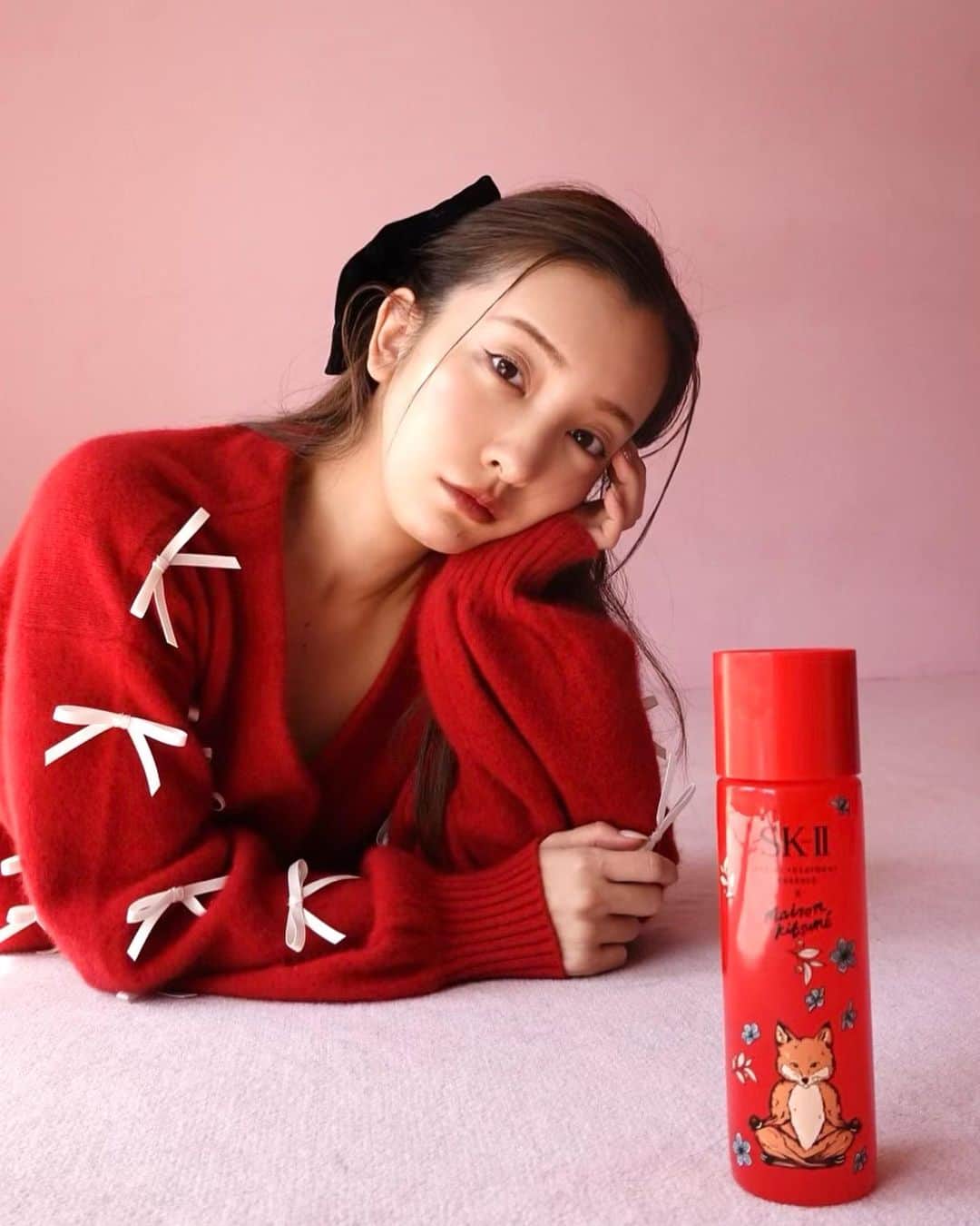 板野友美さんのインスタグラム写真 - (板野友美Instagram)「今年のSK-IIのコフレが届いたよー🎄.* もうクリスマスコフレの季節かぁ。💭🗝  まず、メゾンキツネとコラボのボトルがかわいすぎる❤️‍🔥 洗顔やふき取り化粧水、新作のクリーム、ポーチまで入っていて、 年末年始の旅行とかにも使えるなぁと💭 今年1年頑張った、自分へのご褒美や 大切な人へのギフトにもよさそう- ̗̀🎁 ̖́-  #SKII #クリスマスコフレ #SKIIxMAISONKITSUNE #ピテラ #ピテラエッセンス」10月29日 19時18分 - tomo.i_0703