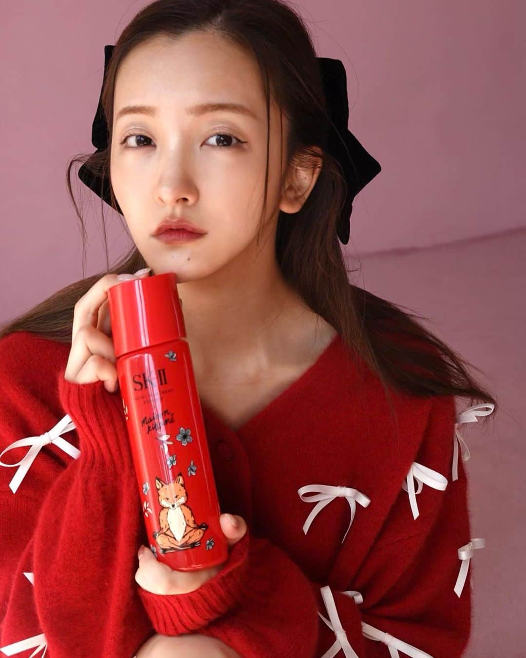 板野友美さんのインスタグラム写真 - (板野友美Instagram)「今年のSK-IIのコフレが届いたよー🎄.* もうクリスマスコフレの季節かぁ。💭🗝  まず、メゾンキツネとコラボのボトルがかわいすぎる❤️‍🔥 洗顔やふき取り化粧水、新作のクリーム、ポーチまで入っていて、 年末年始の旅行とかにも使えるなぁと💭 今年1年頑張った、自分へのご褒美や 大切な人へのギフトにもよさそう- ̗̀🎁 ̖́-  #SKII #クリスマスコフレ #SKIIxMAISONKITSUNE #ピテラ #ピテラエッセンス」10月29日 19時18分 - tomo.i_0703
