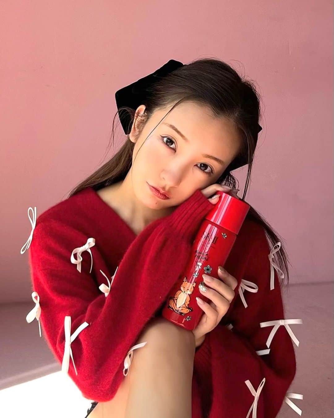 板野友美さんのインスタグラム写真 - (板野友美Instagram)「今年のSK-IIのコフレが届いたよー🎄.* もうクリスマスコフレの季節かぁ。💭🗝  まず、メゾンキツネとコラボのボトルがかわいすぎる❤️‍🔥 洗顔やふき取り化粧水、新作のクリーム、ポーチまで入っていて、 年末年始の旅行とかにも使えるなぁと💭 今年1年頑張った、自分へのご褒美や 大切な人へのギフトにもよさそう- ̗̀🎁 ̖́-  #SKII #クリスマスコフレ #SKIIxMAISONKITSUNE #ピテラ #ピテラエッセンス」10月29日 19時18分 - tomo.i_0703