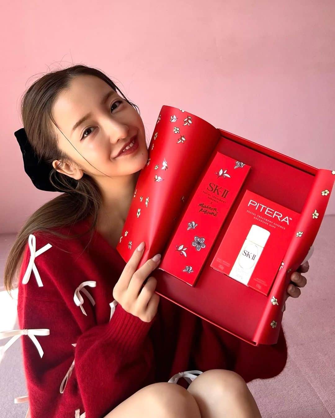 板野友美さんのインスタグラム写真 - (板野友美Instagram)「今年のSK-IIのコフレが届いたよー🎄.* もうクリスマスコフレの季節かぁ。💭🗝  まず、メゾンキツネとコラボのボトルがかわいすぎる❤️‍🔥 洗顔やふき取り化粧水、新作のクリーム、ポーチまで入っていて、 年末年始の旅行とかにも使えるなぁと💭 今年1年頑張った、自分へのご褒美や 大切な人へのギフトにもよさそう- ̗̀🎁 ̖́-  #SKII #クリスマスコフレ #SKIIxMAISONKITSUNE #ピテラ #ピテラエッセンス」10月29日 19時18分 - tomo.i_0703