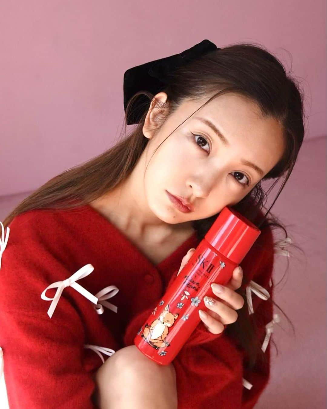 板野友美のインスタグラム：「今年のSK-IIのコフレが届いたよー🎄.* もうクリスマスコフレの季節かぁ。💭🗝  まず、メゾンキツネとコラボのボトルがかわいすぎる❤️‍🔥 洗顔やふき取り化粧水、新作のクリーム、ポーチまで入っていて、 年末年始の旅行とかにも使えるなぁと💭 今年1年頑張った、自分へのご褒美や 大切な人へのギフトにもよさそう- ̗̀🎁 ̖́-  #SKII #クリスマスコフレ #SKIIxMAISONKITSUNE #ピテラ #ピテラエッセンス」