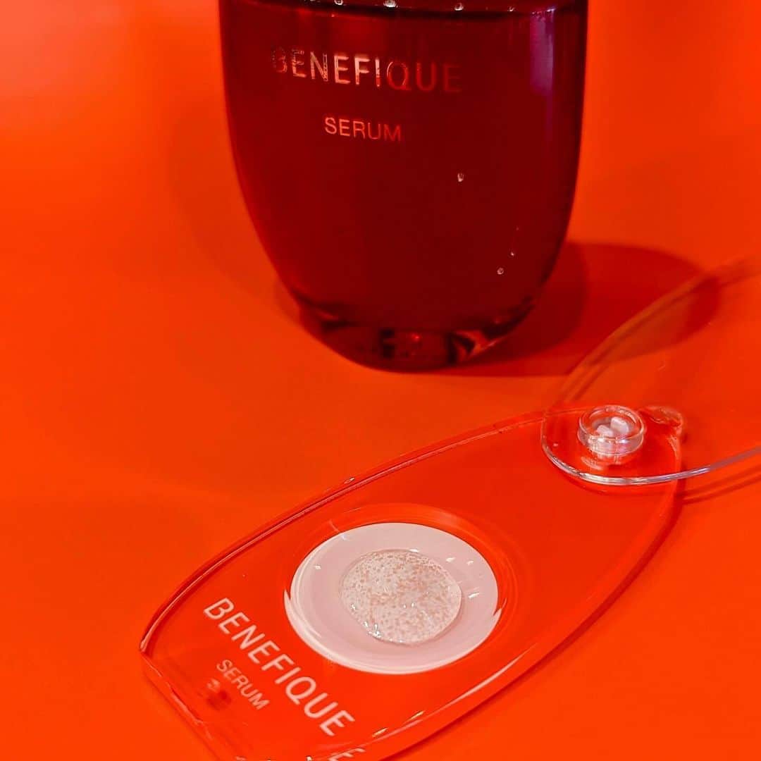 前田紀至子さんのインスタグラム写真 - (前田紀至子Instagram)「ベネフィークの新製品、赤い実の美容液こと「ベネフィーク セラム」発売記念発表会に伺いました。 キュートでありながらスタイリッシュなイメージを兼ね備えた新ボトルはまさに資生堂の真骨頂。 赤い粒が印象的なセラムも瑞々しいテクスチャー含め、毎日取り入れたいと思えるものでした。 これからの季節の乾燥対策に最適と言えそうです。 化粧品専門店でぜひ一度お試しを。  #PR #ベネフィークセラム #赤い実の美容液 #大地からのめぐみ #セラム発売記念発表会 @benefique.official」10月29日 19時20分 - ki45m