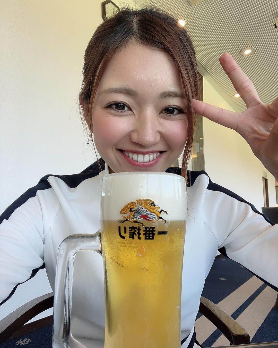 MINAMIさんのインスタグラム写真 - (MINAMIInstagram)「お昼のビーーール🍻✌️ 前半36だったからご褒美ビールしちゃった🥳🍺  今日も79で連続70台だ🫶 お酒そんな強くないけど好きです😆✨  ショートホールベタピンショット⛳️💪  前髪ぺったんこ😂💦 . #ゴルフ #ゴルフ女子 #ゴルフ男子 #スポーツ女子 # #golf #golfing #golfer #golfwear #ゴルフウェア #ゴルフコーデ #YouTube #골프 #골프여자 #高尔夫  #instagolf #ゴルフ好きな人と繋がりたい」10月29日 19時20分 - minamii_golf