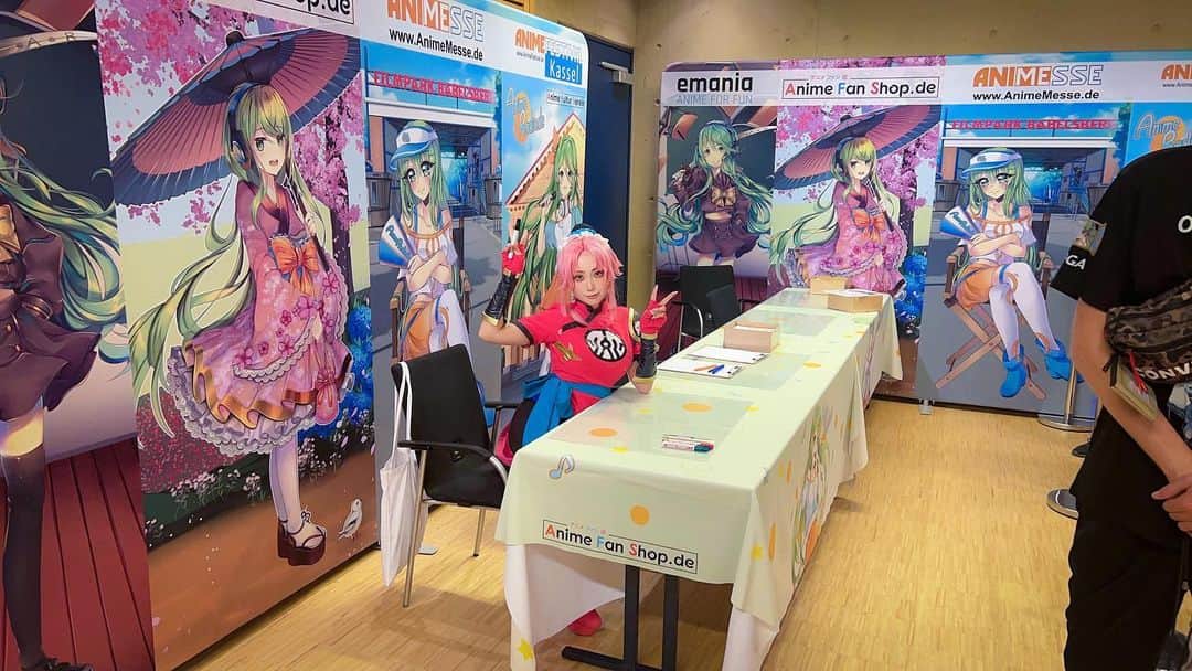 華密美琉のインスタグラム：「Anime Festival Kassel🇩🇪🩷🩷 I love Germany!! Danke schön!🫶✨✨  Vom 27. bis 29. Oktober sehen wir uns im Kongress Palais! Brought some of my merchandise so make sure to get it before it's gone!🩷  @animekassel   #AnimeKassel #AFKassel #AFK23 #AnimeFestival #Kassel #chamomile #cosplayerchamomile #cosplaygirl #cosplaygirls #cosplaystage #dragonquest #ダイの大冒険 #マァム #マァムコスプレ #germany #cosplayanime #cosplayphoto #cosplaysexy #japanesecosplay #アニメフェスティバル #アニメフェスティバルカッセル #カッセル #ドイツ大好き #ドラゴンクエストダイの大冒険 #ダイの大冒険コスプレ #コスプレイヤーカモミール #カモミール」