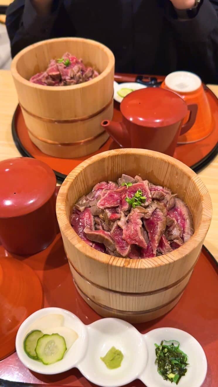 のインスタグラム：「ㅤㅤㅤㅤㅤㅤㅤㅤㅤㅤㅤㅤㅤ🥩コスパ最高な肉ひつまぶしランチ🥩 ㅤㅤㅤㅤㅤㅤㅤㅤㅤㅤㅤㅤㅤ 浅草にある浅草牛光さん(@asakusa_ushimitsu)の 「肉まぶし 茶漬けセット付き」1298円 「お肉増し」440円 ㅤㅤㅤㅤㅤㅤㅤㅤㅤㅤㅤㅤㅤ 浅草駅から徒歩1分ほどのところにある牛光さんは、肉寿司やステーキが名物のお肉料理屋さん！ ㅤㅤㅤㅤㅤㅤㅤㅤㅤㅤㅤㅤㅤ 今回は名物の肉まぶしセットを注文🥩🍚 ㅤㅤㅤㅤㅤㅤㅤㅤㅤㅤㅤㅤㅤ これは厳選した赤身肉を使ったお肉のひつまぶしで、まずはそのまま、次に薬味をのせて、最後にはお茶碗に移してお茶漬け風の3段階で楽しめるようになっています！ ㅤㅤㅤㅤㅤㅤㅤㅤㅤㅤㅤㅤㅤ そのまま食べると自家製タレがかかった旨みたっぷりなお肉がご飯と相性ばっちりな組み合わせ、まさにお肉の丼ぶりを食べてるって感じでシンプルにおいしい🤤🤤  薬味はわさびやさくら塩、黒七味、フライドガーリックとバリエーション豊かで味変も豊富に楽しめました！ ㅤㅤㅤㅤㅤㅤㅤㅤㅤㅤㅤㅤㅤ 最後の締めにはセットのお肉のおつゆをかけることでごはんがお茶漬け風に変化してさっぱり食べ終わることができるのもうれしいポイント！ ㅤㅤㅤㅤㅤㅤㅤㅤㅤㅤㅤㅤㅤ 黒毛和牛バージョンの少しお高めな肉まぶしもメニューにあったけどこの赤身肉のひつまぶしでも十分おいしいからまずはこれを食べてみてほしい🍖🍖 ㅤㅤㅤㅤㅤㅤㅤㅤㅤㅤㅤㅤㅤ 平日夜だと全く並ばずに入れたけど一応予約可なので、並ぶのが嫌いな人は念のため予約しておくのもありかも！ ㅤㅤㅤㅤㅤㅤㅤㅤㅤㅤㅤㅤㅤ おすすめ！！ㅤㅤㅤㅤㅤㅤㅤㅤㅤㅤㅤㅤㅤ  —————————————— 📍東京都台東区花川戸1-2-8 ⏰11:30〜15:30 17:30〜21:00 🛌火曜定休 🚃浅草駅から徒歩1分 —————————————— #東京グルメ #東京ランチ #浅草グルメ #浅草ランチ #浅草 #牛光 #ひつまぶし #asakusa #tokyo #japan   #浅草食べ歩き #東京観光 #東京旅行 #東京 #カフェ巡り #カフェ好きな人と繋がりたい #ごはん記録 #japantravel #japantrip #instafood #japanesefood」