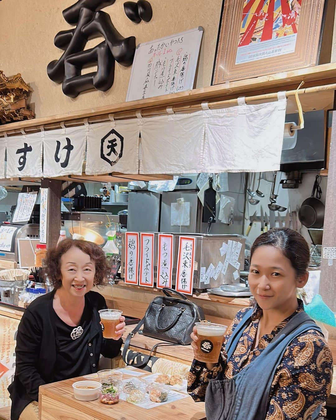 世手子のインスタグラム：「#PR  Parent and child got drunk for 1,000 yen🍻 Popular izakaya fun in Yokohama🏮 gacha gacha fun(=´∀｀) ずーっと行ってみたかった #アソビル横丁  母といってきました(о´∀`о) @norisuke.senbero  #呑りすけ #せんべろ #横浜居酒屋 #横浜ディナー #横浜グルメ  1,000円ガチャガチャでドリンクの注文が可能です( ´ ▽ ` ) まさかせんべろになっちゃうなんて素晴らしい👍 ガチャガチャ1回でドリンク4~7杯注文可能だよ(*´꒳`*) 当たりは最大7枚のコインが入っています（≧∇≦） コイン1枚でおつまみも選べるから最高^ - ^ 生ビールはコイン一枚で飲めます👏 牛乳瓶シリーズはコイン2枚でいけるよ🌟 ソーダ割りで3〜4杯行けちゃうのでお得だよ(*´∀｀*) 素敵な一日を有難う(*´ー｀*)」