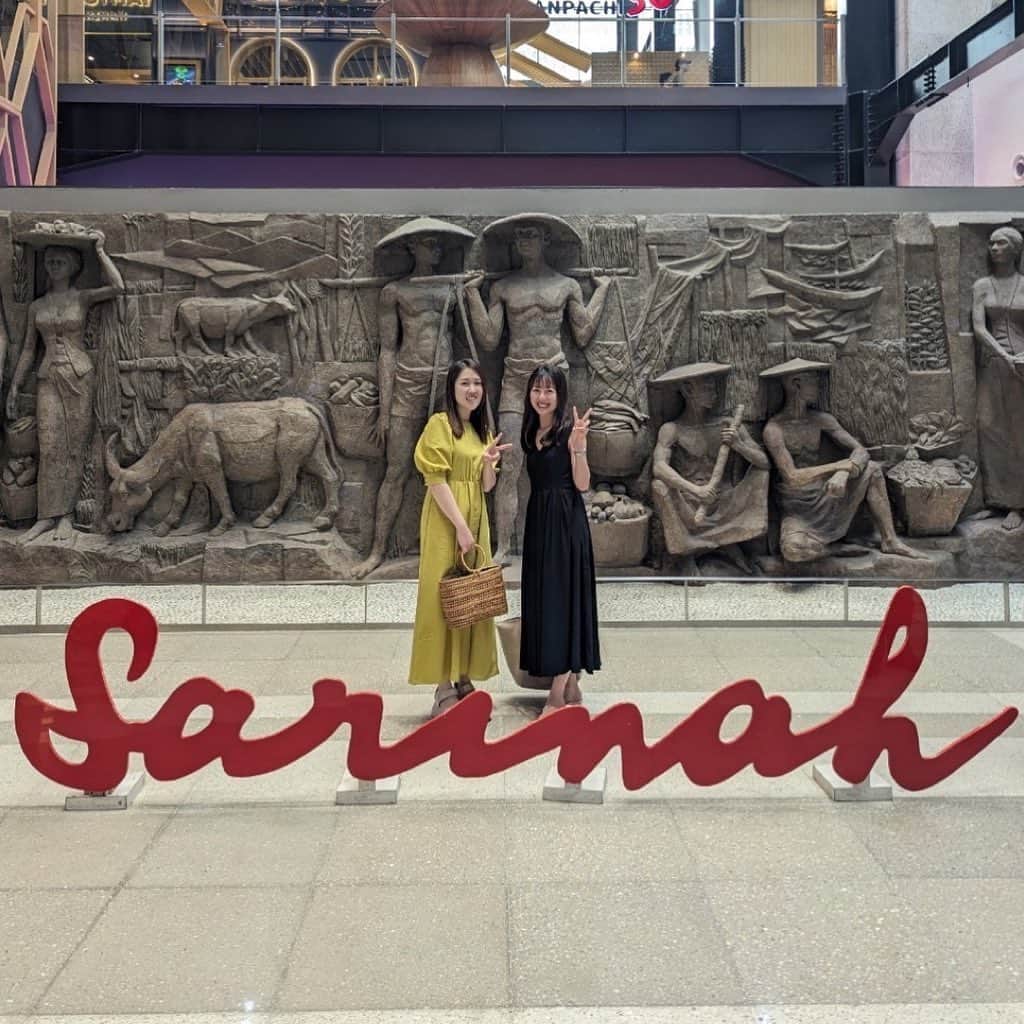 坂本奈津美さんのインスタグラム写真 - (坂本奈津美Instagram)「#ジャカルタ観光 の続き ジャカルタに来てもらったら外せない観光スポットのコタ地区✨ 定番のCafe Bataviaでランチをしたり、Acarakiでインドネシア伝統の漢方ドリンクJamu を飲んだり🙌  日本とゆかりの深い場所でもある、1966年に開業したインドネシア初の百貨店、Sarinahではお土産探し。 民芸品やお菓子を眺めつつ、インドネシアで初めて設置された日立製のエスカレーターも見たね🥹  #カフェバタビア #ファタヒラ広場 #サリナデパート #jakarta #indonesia #kota #cafebatavia #berwisata #sarinah #sarinahindonesia #sarinahthamrin #ジャカルタ #ジャカルタグルメ #ジャカルタカフェ #acaraki #jamu #acarakijamu」10月29日 19時25分 - sakamoto_natsumi