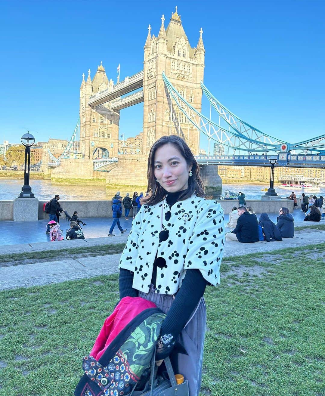 加藤ジーナさんのインスタグラム写真 - (加藤ジーナInstagram)「イギリスに旅行してきました〜🇬🇧💗 写真たくさんあって どこから載せれば良いのか、、、 とりあえずロンドンと言えばここ！！！っていう観光名所での記念撮影から、、、🙆‍♀️🫶  ビッグ・ベン タワー・ブリッジ ロンドン・アイ  もう10月の終わりなので 毎日どんより寒い天気でもおかしくなかったんですが ほぼ雨に降られることもなく 晴れ間も多く暖かくて最高の5日間でした〜😆✨  あ、日本人の観光客がいっぱいいて びっくりした！！！ だってオランダにはいないからさ！🤣 みんなオランダにも来てね良いところだよ🇳🇱💗  #イギリス旅行 #ロンドン旅行 #秋のロンドン #ロンドン観光 #ヨーロッパ旅行」10月29日 19時26分 - katogina_718