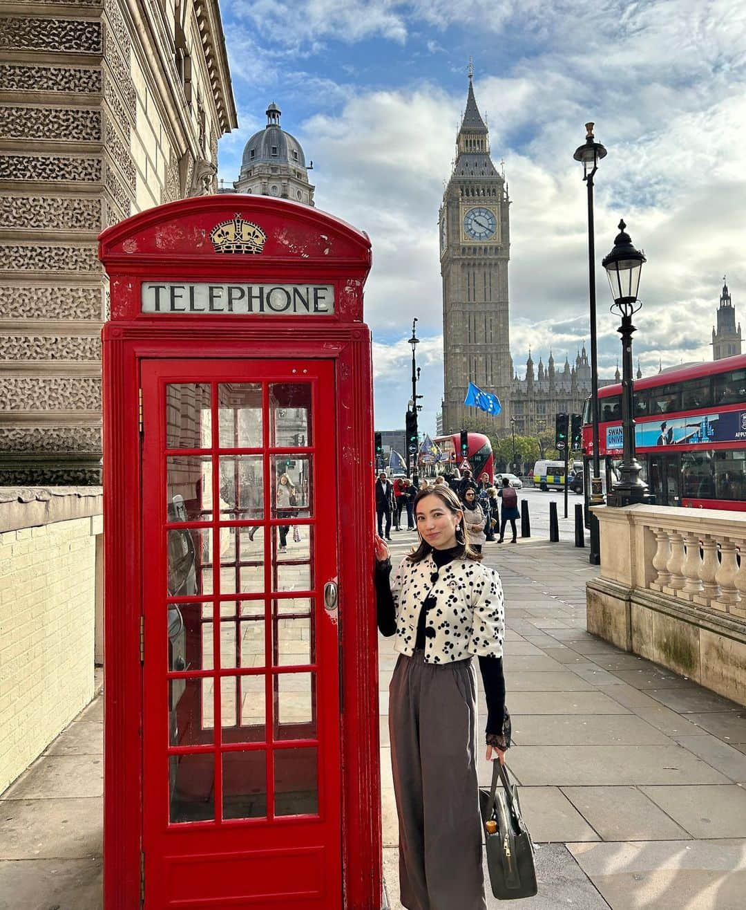 加藤ジーナさんのインスタグラム写真 - (加藤ジーナInstagram)「イギリスに旅行してきました〜🇬🇧💗 写真たくさんあって どこから載せれば良いのか、、、 とりあえずロンドンと言えばここ！！！っていう観光名所での記念撮影から、、、🙆‍♀️🫶  ビッグ・ベン タワー・ブリッジ ロンドン・アイ  もう10月の終わりなので 毎日どんより寒い天気でもおかしくなかったんですが ほぼ雨に降られることもなく 晴れ間も多く暖かくて最高の5日間でした〜😆✨  あ、日本人の観光客がいっぱいいて びっくりした！！！ だってオランダにはいないからさ！🤣 みんなオランダにも来てね良いところだよ🇳🇱💗  #イギリス旅行 #ロンドン旅行 #秋のロンドン #ロンドン観光 #ヨーロッパ旅行」10月29日 19時26分 - katogina_718