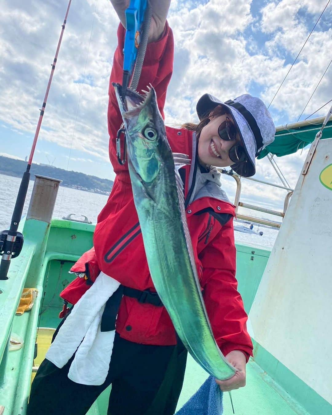 小池唯のインスタグラム：「. 最近、ついにひとりで釣りに行くようになりました🤣 太刀魚！！🎣 歯がすごいので気をつけましょう⚠️ 私も、ちょっとかすっただけで、しっかり手が切れました😅 炙りに、フライに、昆布締めに色々作ったよ😊 そして、妹のお弁当にも入れました🫶🏻笑」