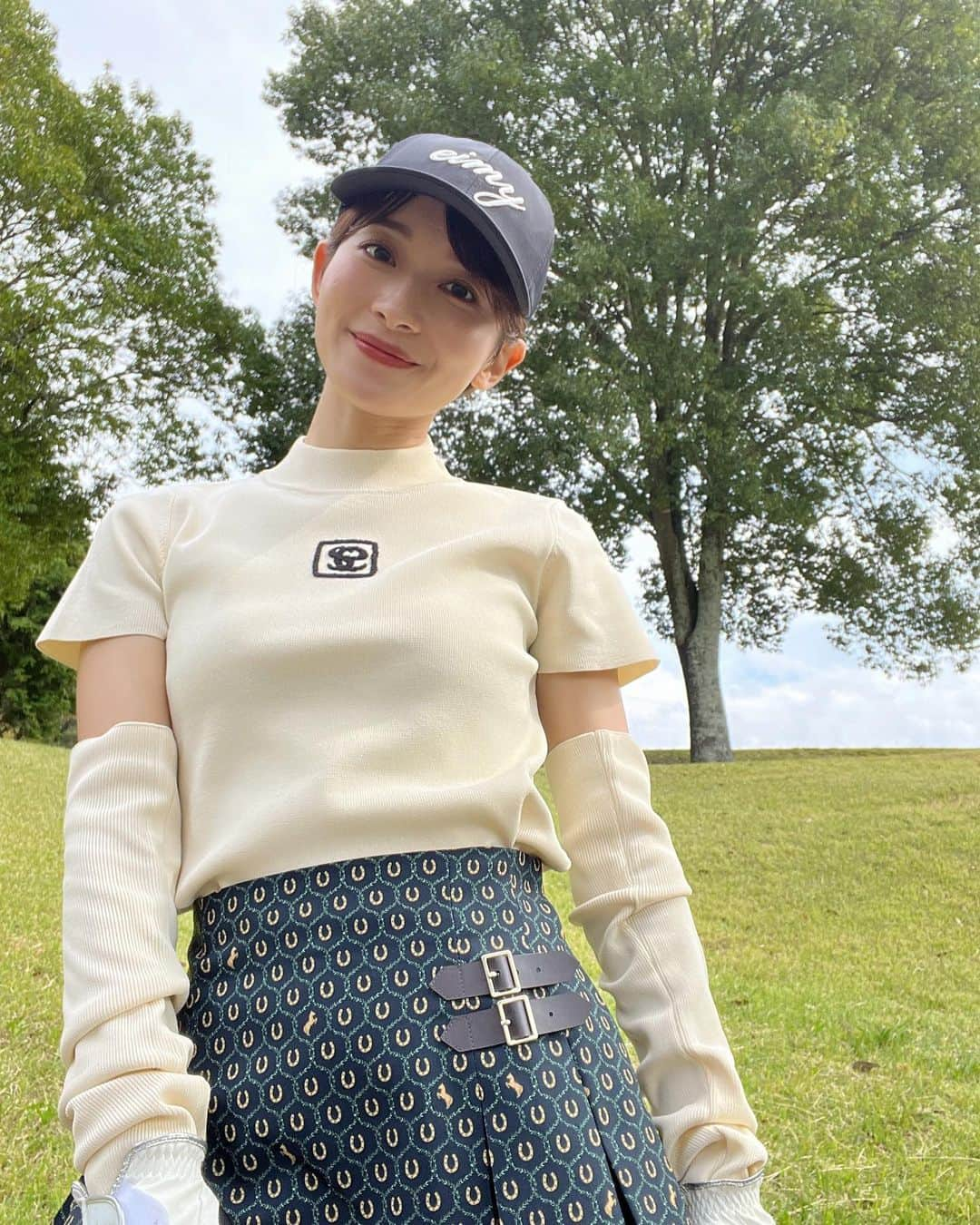 山本里菜のインスタグラム：「. 秋はゴルフが本当に気持ちいい🍂⛳️  最近打ち方を変えたのですが... 自分のものになるまで時間がかかりそう🫠  うまくなりたい〜！！！  ゴルフウェア...eimy golf  #ゴルフ　#ゴルフウェア #ゴルフ女子」