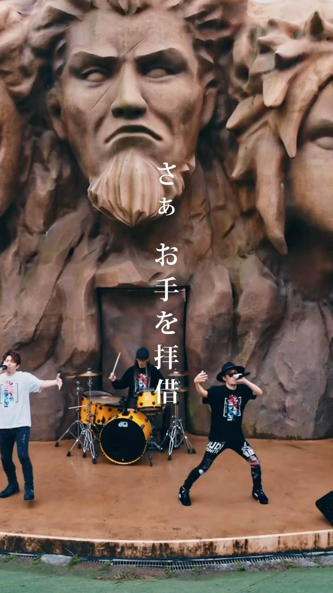 FLOWのインスタグラム：「『NARUTO-ナルト-』シリーズの名曲たちをカバーしたアルバム「FLOW THE COVER 〜NARUTO縛り〜」より、#ORANGERANGE さんの「ビバ★ロック」MVの一部を公開🔥  フルバージョンはYouTubeにてご視聴下さい😊  「ビバ★ロック」を含むカバー楽曲や、FLOWが過去担当してきた『NARUTO -ナルト-』楽曲を聴くことができる『FLOW THE CARNIVAL 2023〜NARUTO縛り〜』が、現在チケット先行実施中です✨  【本日10月29日23:59まで‼️】  【日程】12月6日(水)　 【会場】大阪・Zepp Osaka Bayside  【日程】12月13日(水)　 【会場】神奈川・KT Zepp Yokohama  【日程】12月14日(木) 【会場】神奈川・KT Zepp Yokohama  お申し込みはストーリーズから！  #japaneseband #anime #animemusic #japanesemusic #jpop #jrock #jmusic  #NARUTO #ORANGERANGE #ビバロック #FLOW #FLOW_JAPAN」