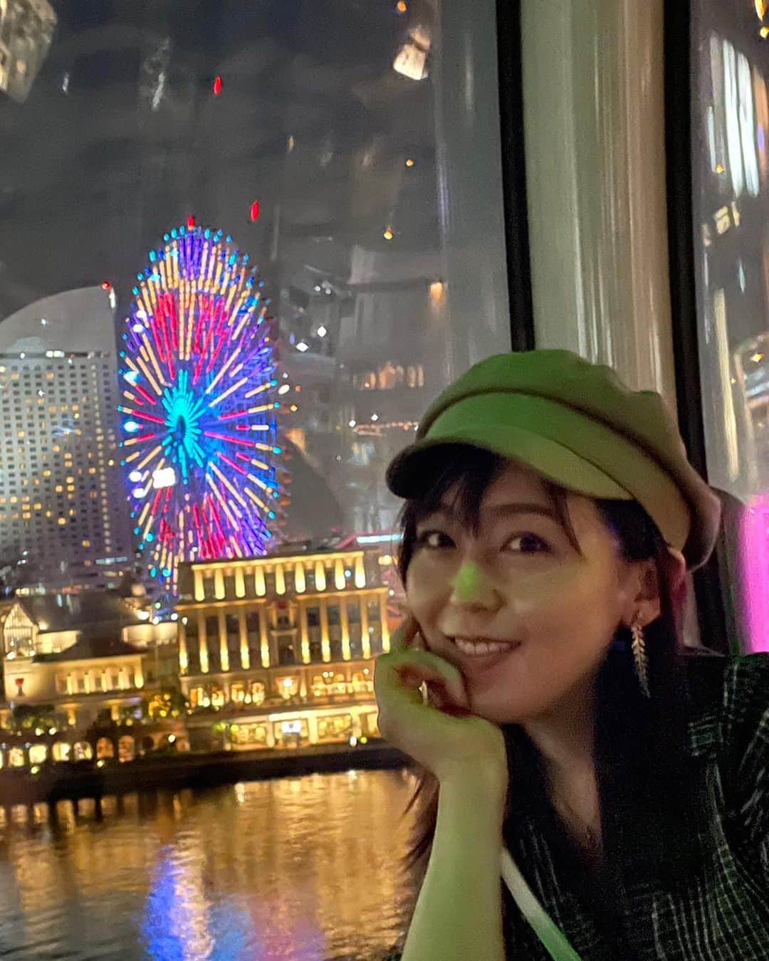 のインスタグラム：「ロープウェイ（エアキャビン）で移動して、赤レンガ倉庫で遊んで、コスモワールドで観覧車に乗って、明くる朝はホテルの上の展望フロアで空の色とお揃いのソフトクリーム。デートコースのお手本のような母娘旅。  #横浜 #みなとみらい #ランドマークタワー #スカイガーデン  #エアキャビン #コスモクロック21」