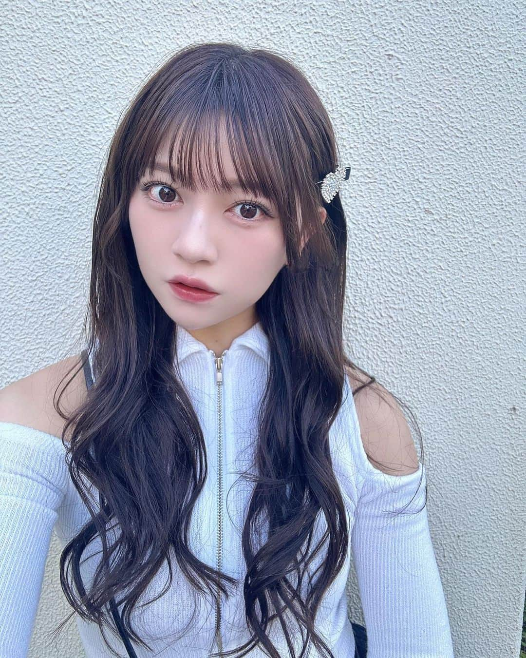 廣川奈々聖のインスタグラム：「久しぶり自撮り〜💭( .ˬ. )‎🤍💧‬ ⁡ ⁡  今の前髪みんな褒めてくれるからうれしい！ @shoko___a さんカットだよ〜🐻‍❄️❤︎お気に入りすぎる💭 ⁡ ⁡  あと少し前に #プラズマシャワー してもらったの！メイクのりがかなり良くなった、、、 いつもとってもありがとうございます🥲🐈🪄︎︎  ⁡ ⁡ ⁡ #pr #巻き髪 #ロングヘア #前髪 #美容サロン #selfie #ヘアアクセ #shein購入品」