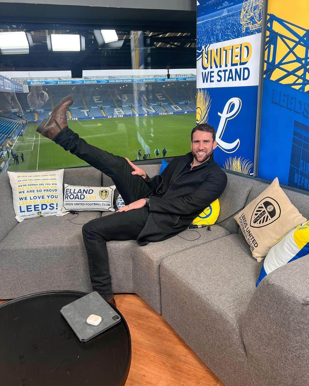 マシュー・ルイスのインスタグラム：「Can’t say I don’t have the legs for it. Podcasting, that is. Last time I played football one of them broke in half.  Back at Elland Road with the old gang as @leedsunited brushed aside those dog botherers from round the way.  Nice shiny studio guys, @jermainebecks83 @eljonesuk」