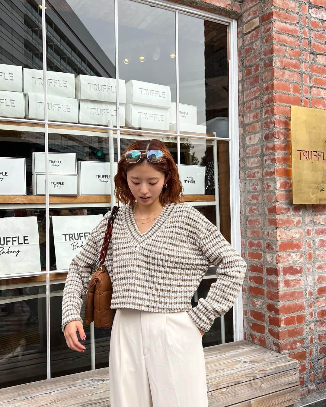 鈴本美愉のインスタグラム：「@muleau_official  NEW ARRIVALS✨  V Neck Cropped Top/Beige カラーがミックスされたニット生地。 上品なボーダー柄で、カジュアルにもキレイめにも着こなせるアイテムです🩰 この日はスラックス合わせ✌︎ Navyもございます🖌️  Twisted Earrings ピアスホールのない方でもつけられるイヤリング💡 ツイストデザインが大人っぽい印象に見せてくれます。 こっそりMuléauのMマークも刻印されています😌  Mini Heat Necklace トレンドのハートアクセ♡ さりげないサイズのハートで子供っぽく見えないところがお気に入り!  新作ぜひチェックしてみてね❄️」